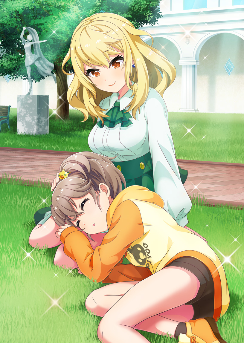 hiyo (project tokyo dolls), reina (project tokyo dolls), project tokyo dolls, official art, second-party source, 2girls, arch, ascot, bare legs, black shorts, blonde hair, brick road, brown hair, closed eyes, clothes writing, day, dot nose, earrings, grass, green ascot, green shirt, headpat, high ponytail, hood, hoodie, jewelry, lap pillow, lips, long sleeves, looking at another, medium hair, multiple girls, orange shoes, orange sleeves, outdoors, parted lips, pillar, ponytail, red eyes, shirt, shoes, short ponytail, shorts, sleeping, smile, statue, tree, yellow hoodie