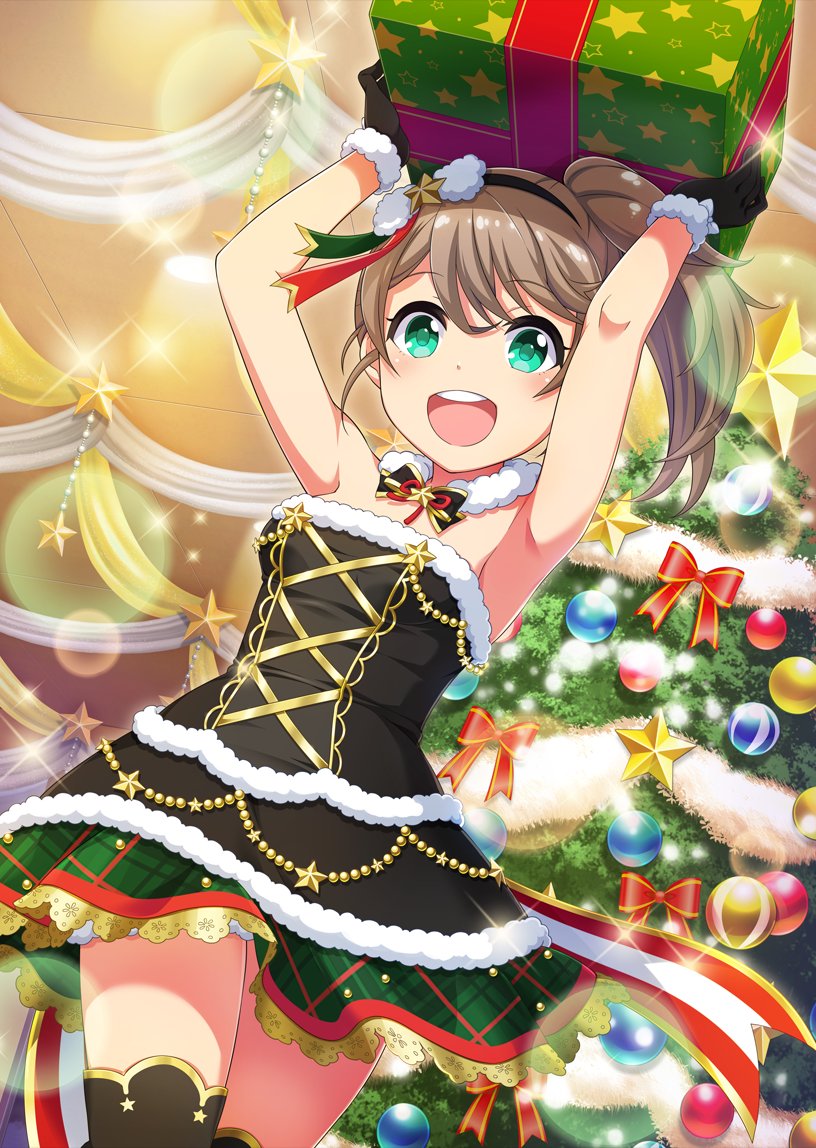 hiyo (project tokyo dolls), project tokyo dolls, commentary request, official art, second-party source, 1girl, armpits, arms up, black bow, black bowtie, black dress, black gloves, black hairband, black thighhighs, blush, bow, bowtie, box, breasts, brown hair, ceiling, ceiling light, christmas, christmas ornaments, christmas tree, cowboy shot, detached collar, dot nose, dress, from below, fur-trimmed dress, fur-trimmed gloves, fur collar, fur trim, gift, gift box, gloves, green eyes, green skirt, hairband, high side ponytail, holding, holding box, indoors, lens flare, looking at viewer, open mouth, plaid clothes, plaid skirt, ponytail, red bow, short hair, short ponytail, skirt, sleeveless, sleeveless dress, small breasts, smile, solo, sparkle, star (symbol), teeth, thighhighs, tile ceiling, tiles, tinsel, upper teeth only