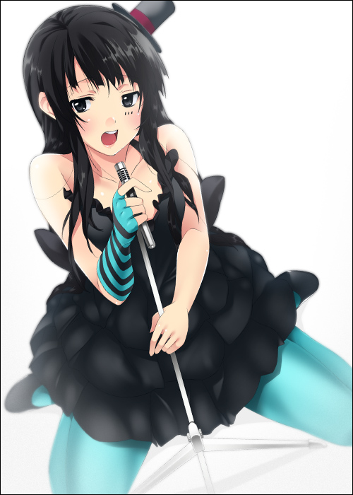 mizuki makoto, akiyama mio, don't say "lazy", k-on!, striped, 00s, 1girl, black eyes, black hair, blue pantyhose, blunt bangs, female focus, fingerless gloves, gloves, hat, hime cut, long hair, microphone stand, mini hat, mini top hat, pantyhose, solo, top hat