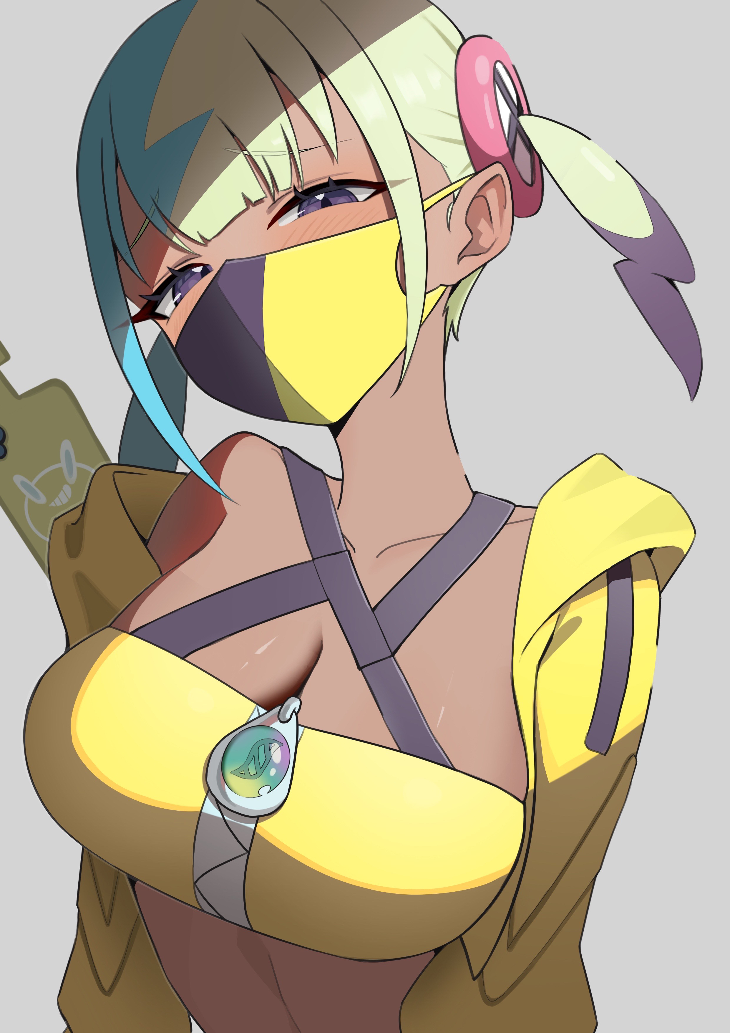 uw chanmaru, canari (pokemon), rotom, rotom phone, nintendo, pokemon, pokemon legends: z-a, absurdres, commentary request, highres, 1girl, bandeau, black mask, blonde hair, blue hair, breasts, cleavage, dark-skinned female, dark skin, gen 4 pokemon, grey background, large breasts, mask, mouth mask, multicolored hair, purple eyes, simple background, solo, twintails, upper body, yellow bandeau, yellow mask