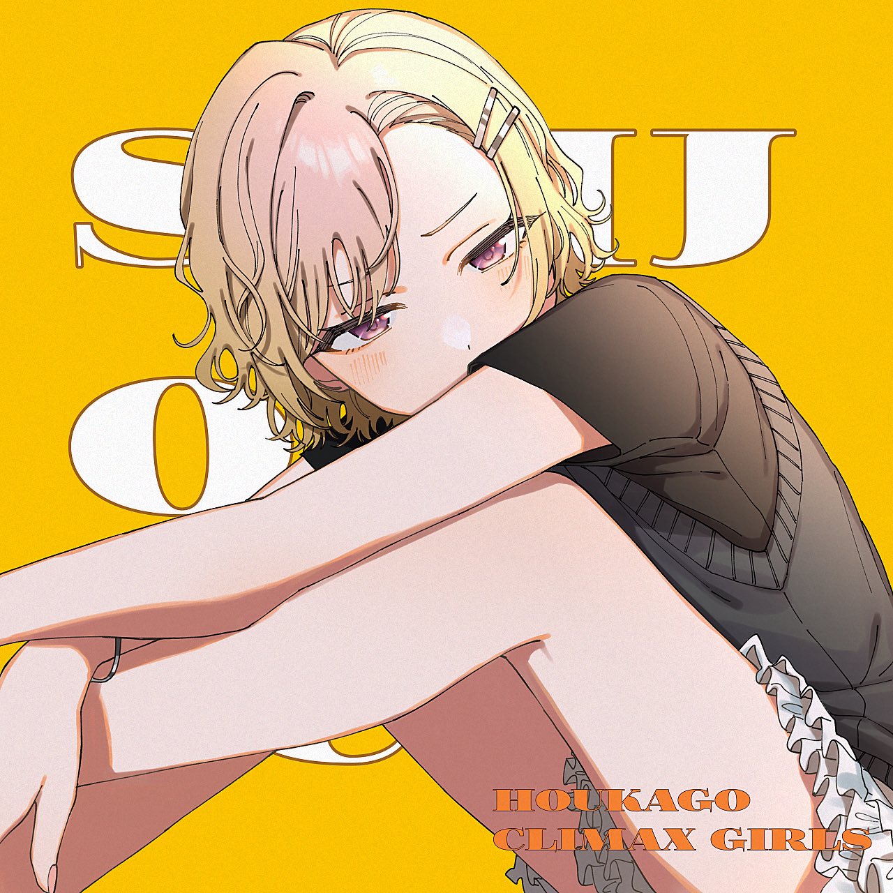 iwawa, saijo juri, idolmaster, idolmaster shiny colors, commentary, highres, 1girl, asymmetrical bangs, bare arms, bare legs, black shirt, black sweater vest, blonde hair, blush, casual, covered navel, feet out of frame, knees up, looking at viewer, looking to the side, shirt, short hair, short sleeves, sitting, solo, sweater vest, text background, yellow background