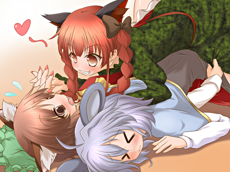 sui. (ayase), chen, kaenbyou rin, nazrin, touhou, > <, 3girls, animal ears, blush, braid, brown eyes, brown hair, cat ears, cat girl, closed eyes, fang, female focus, grey hair, hair ribbon, hat, heart, lying, mouse ears, multiple girls, on back, on stomach, pinned, red eyes, red hair, ribbon, twin braids, you gonna get raped, yuri