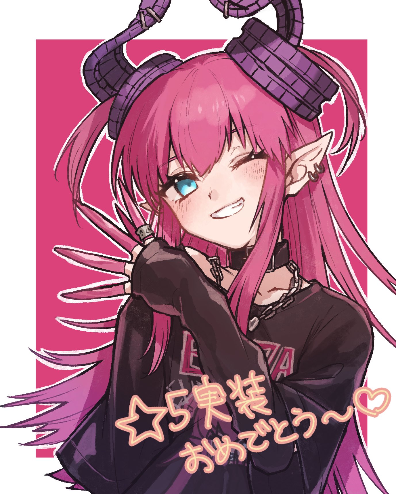 mozu (teluto), elizabeth bathory (fate), fate/grand order, fate (series), highres, 1girl, black shirt, blue eyes, blush, border, chain, dragon horns, ear piercing, elizabeth bathory (perfect) (first ascension) (fate), grin, horns, long hair, one eye closed, outside border, piercing, pointy ears, purple background, purple hair, purple horns, shirt, simple background, smile, solo, white border