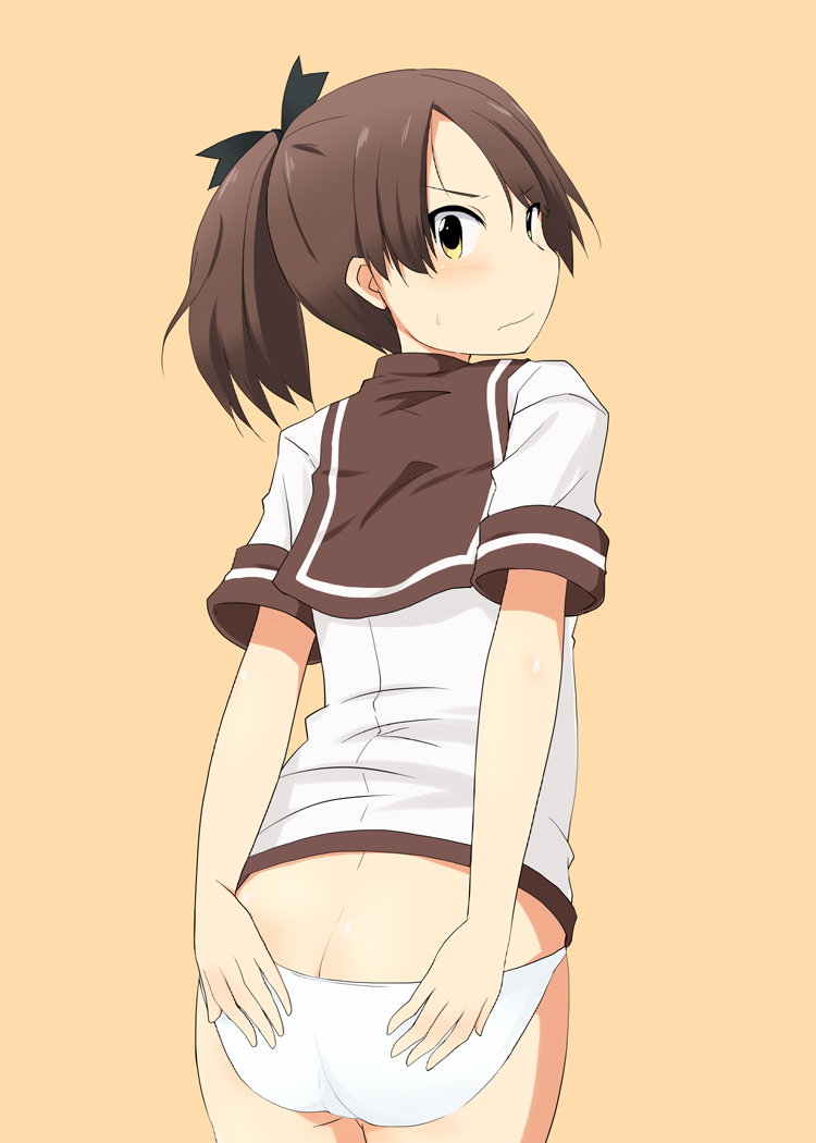 kugui kiyunemu, shikinami (kancolle), kantai collection, commentary request, 1girl, ass, black bow, blush, bow, brown hair, brown sailor collar, closed mouth, covering ass, covering privates, cowboy shot, embarrassed, from behind, hair bow, looking at viewer, medium hair, no pants, orange background, panties, parted bangs, ponytail, sailor collar, shirt, short sleeves, simple background, solo, sweat, turning head, underwear, white panties, white shirt, yellow eyes