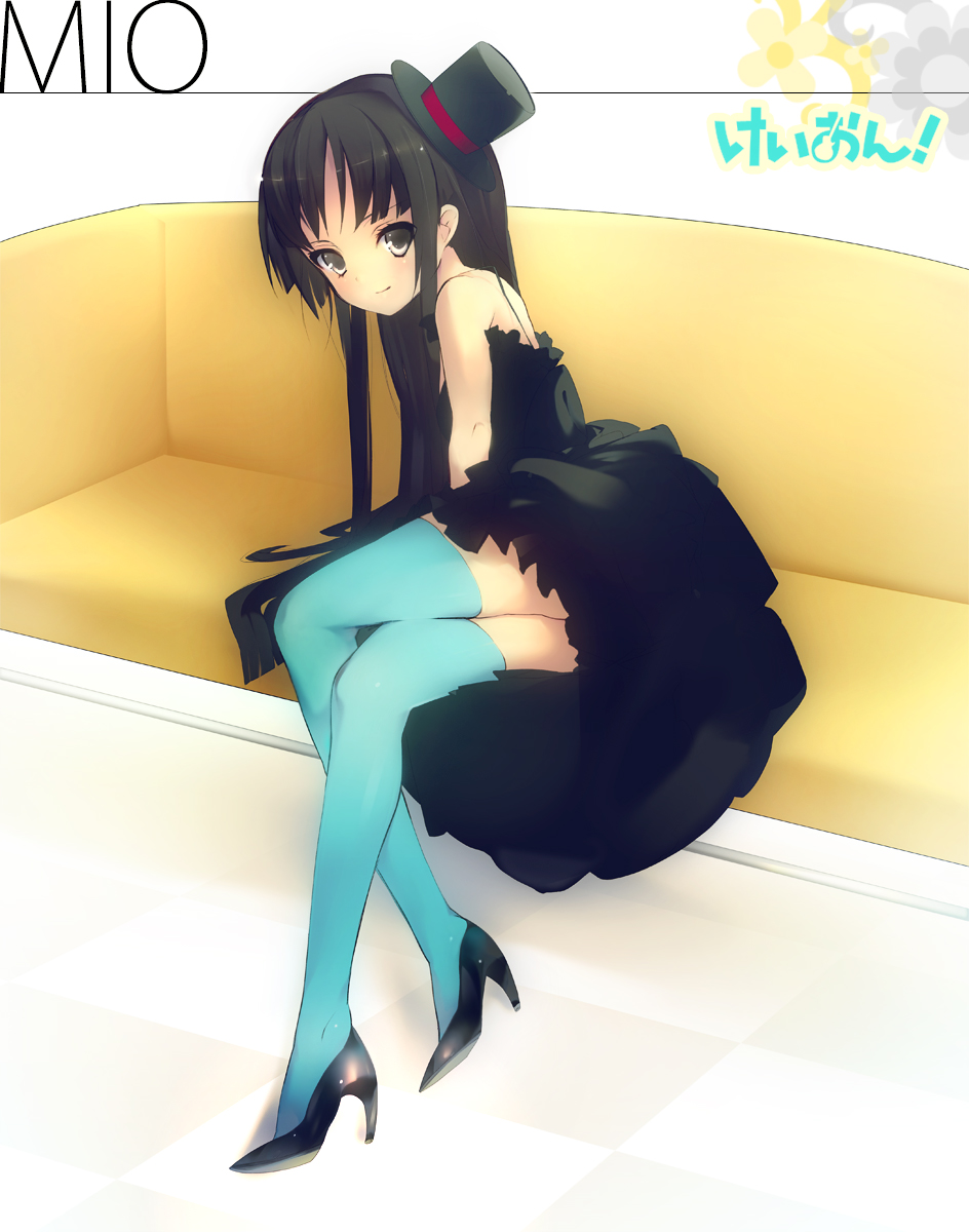 kaede (sayappa), sayappa, akiyama mio, don't say "lazy", k-on!, highres, 00s, 1girl, black hair, blunt bangs, couch, female focus, hat, high heels, hime cut, long hair, mini hat, mini top hat, shoes, solo, thighhighs, top hat, zettai ryouiki