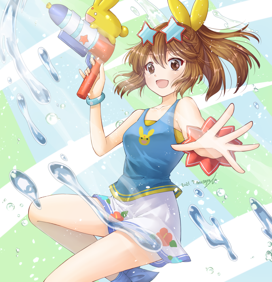 mitsu masaya, arle nadja, carbuncle (puyopuyo), puyopuyo, puyopuyo quest, commentary request, 1girl, bandeau, brown eyes, brown hair, collarbone, dated, eyewear on head, gem on head, hair ribbon, holding, holding water gun, leg up, looking at viewer, open mouth, ponytail, red scrunchie, ribbon, scrunchie, seabreeze arle, short hair, shorts, sidelocks, signature, solo, splashing, star-shaped eyewear, star (symbol), sunglasses, swimsuit, water, water gun, wristband, yellow bandeau, yellow ribbon