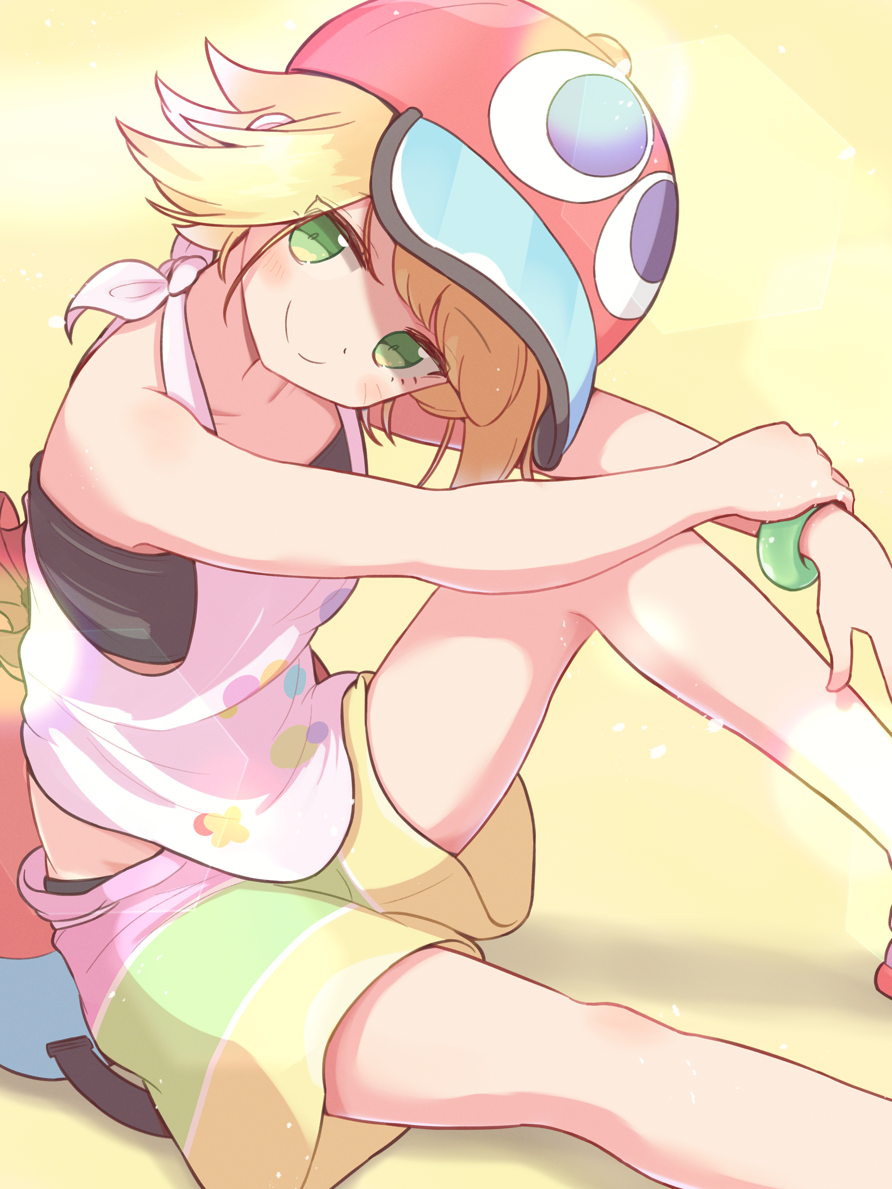 jazz grace, amitie (puyopuyo), puyo (puyopuyo), puyopuyo, puyopuyo quest, absurdres, highres, amitie (bursting) (puyopuyo), arms on knees, bandeau, bare shoulders, beach, bikini, black bandeau, blonde hair, blue visor, blush, bracelet, collarbone, green eyes, hat, head tilt, jewelry, leg up, looking at viewer, official alternate costume, pink shorts, red hat, shirt, short hair, shorts, sidelocks, sitting, smile, strapless, strapless bikini, swimsuit, tied shirt, visor cap