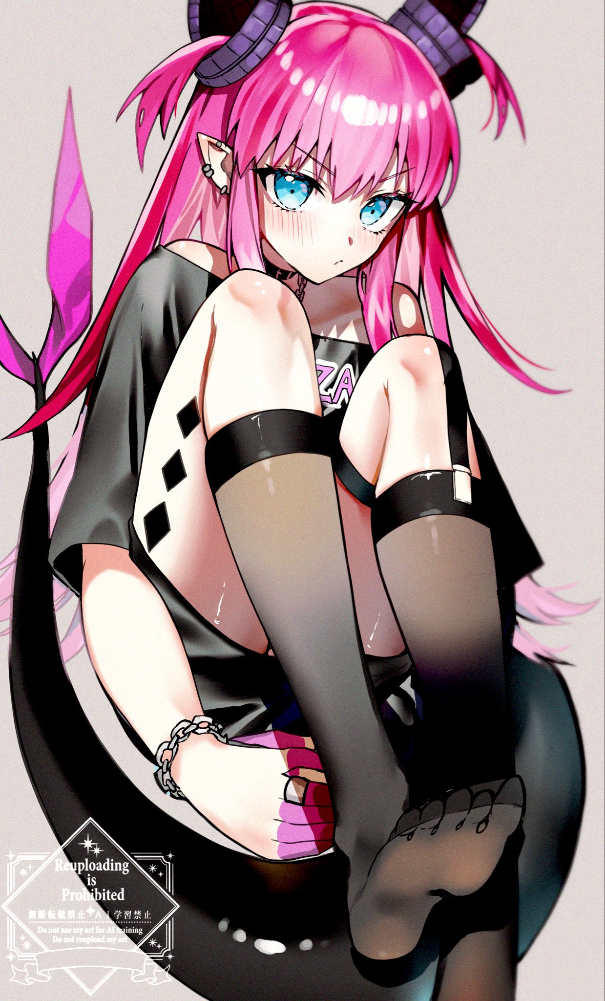 kabosoi mangaka, fate/grand order, fate (series), highres, 1girl, bare shoulders, black shirt, blue eyes, blush, breasts, chain, chain bracelet, curled horns, dragon horns, dragon tail, elizabeth bathory (perfect) (fate), elizabeth bathory (perfect) (first ascension) (fate), horns, kneehighs, long hair, looking at viewer, off shoulder, pink hair, pointy ears, shirt, short sleeves, small breasts, socks, solo, tail