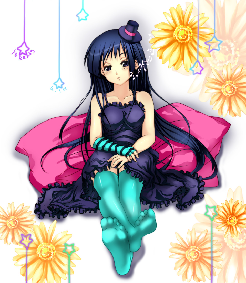 ysrandy, akiyama mio, don't say "lazy", k-on!, 00s, 1girl, black hair, feet, female focus, fingerless gloves, flower, gloves, hat, hime cut, long hair, mini hat, mini top hat, solo, thighhighs, top hat
