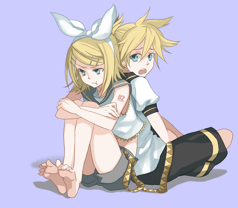 osamu (jagabata), kagamine len, kagamine rin, vocaloid, bad id, bad pixiv id, 1boy, 1girl, :t, angry, back-to-back, barefoot, blonde hair, blue eyes, brother and sister, feet, hair ornament, hair ribbon, hairclip, legs, pout, ribbon, short hair, siblings, soles, twins