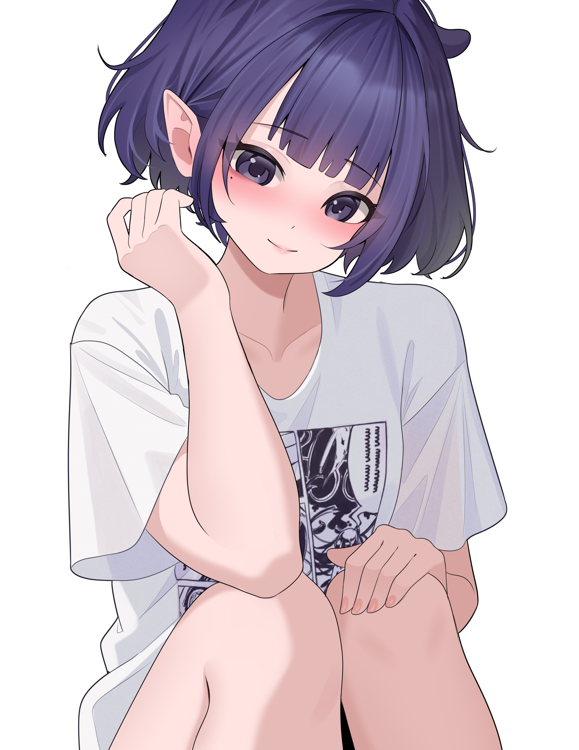 layunaart, ninomae ina'nis, ninomae ina'nis (loungewear), hololive, hololive english, absurdres, commentary, english commentary, highres, 1girl, blunt bangs, bob cut, closed mouth, hand on own knee, hand up, knees up, light smile, looking at viewer, mole, mole under eye, official alternate costume, official alternate hairstyle, pointy ears, print shirt, purple eyes, purple hair, shirt, short hair, short sleeves, simple background, sitting, solo, t-shirt, virtual youtuber, white background, white shirt