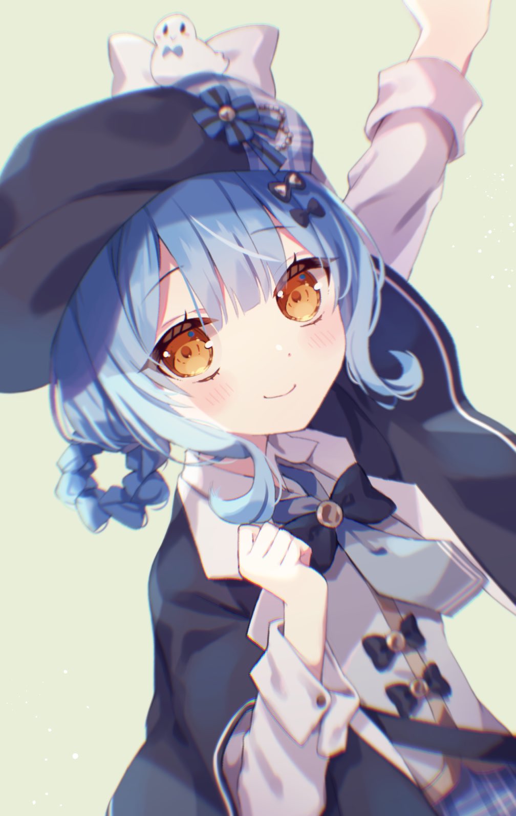 tachibana sherry, mahou shoujo no majo saiban, commentary request, highres, 1girl, black bow, black capelet, black hat, blue hair, blunt bangs, bow, braid, braided hair rings, capelet, closed mouth, deerstalker, grey vest, hair bow, hair rings, hand up, hat, ichigoprin15, long sleeves, looking at viewer, necktie, outstretched arm, short hair, simple background, smile, solo, upper body, vest, yellow eyes
