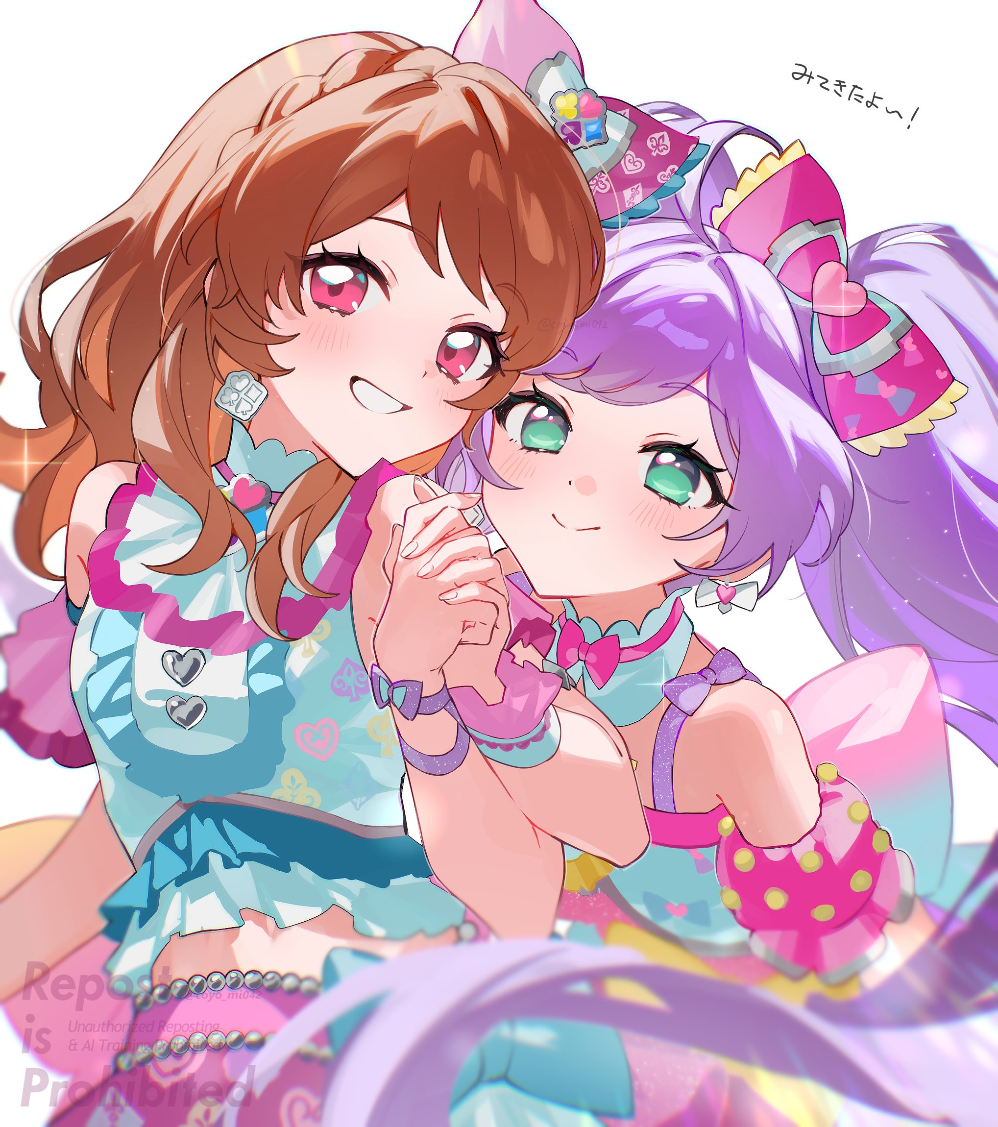 mochimiya (coyo), manaka laala, ozora akari, aikatsu!, aikatsu! (series), pretty series, pripara, commentary request, highres, translation request, 2girls, ahoge, aikatsu! x pripara the movie -deai no kiseki!-, bow, crossover, detached collar, detached sleeves, genre connection, green eyes, hair bow, holding hands, long hair, looking at viewer, multiple girls, orange hair, pink bow, pink skirt, purple hair, shirt, simple background, skirt, sleeveless, sleeveless shirt, smile, twintails, very long hair, white background, white shirt, wrist cuffs