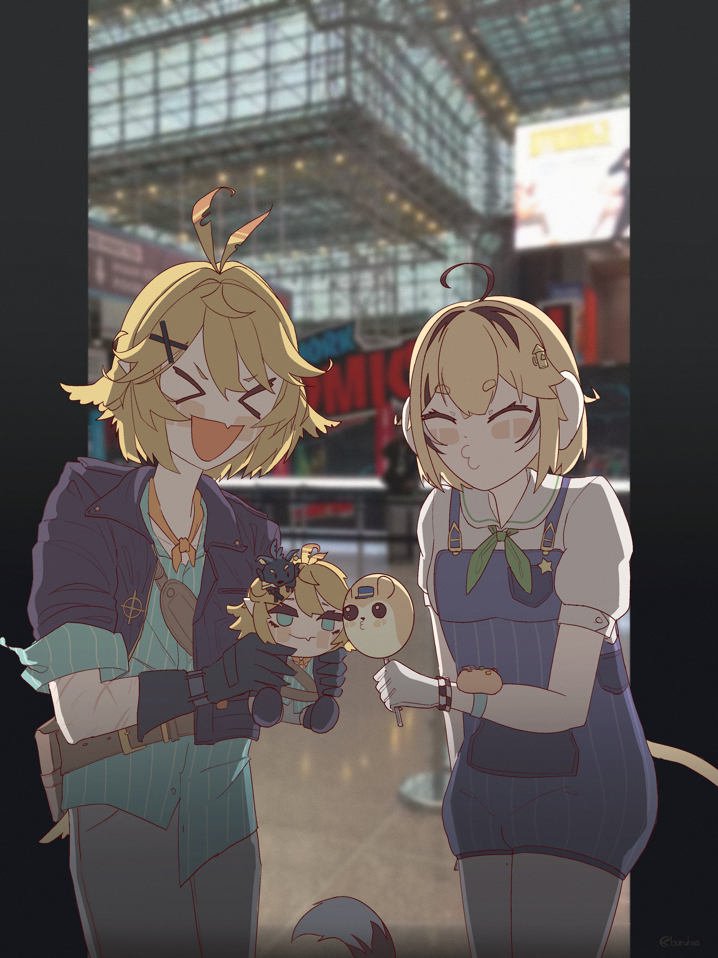 buruhas, dokibird, dokibird (bounty hunter), dooby, dooby (1st costume), dooby (jerboa), indie virtual youtuber, absurdres, highres, > <, 2girls, :d, ahoge, aqua shirt, belt, black gloves, black hair, black jacket, blonde hair, blue overalls, blurry, blurry background, blush stickers, bracelet, brown belt, fang, gloves, green neckerchief, holding, holding stuffed toy, holster, indoors, jacket, jewelry, multicolored hair, multiple girls, neckerchief, new york comic con, open clothes, open jacket, open mouth, orange neckerchief, overall shorts, overalls, photo background, shirt, short hair, short sleeves, skin fang, smile, standing, streaked hair, striped clothes, striped shirt, stuffed animal, stuffed toy, tail, vertical-striped clothes, vertical-striped shirt, virtual youtuber, white gloves, white shirt