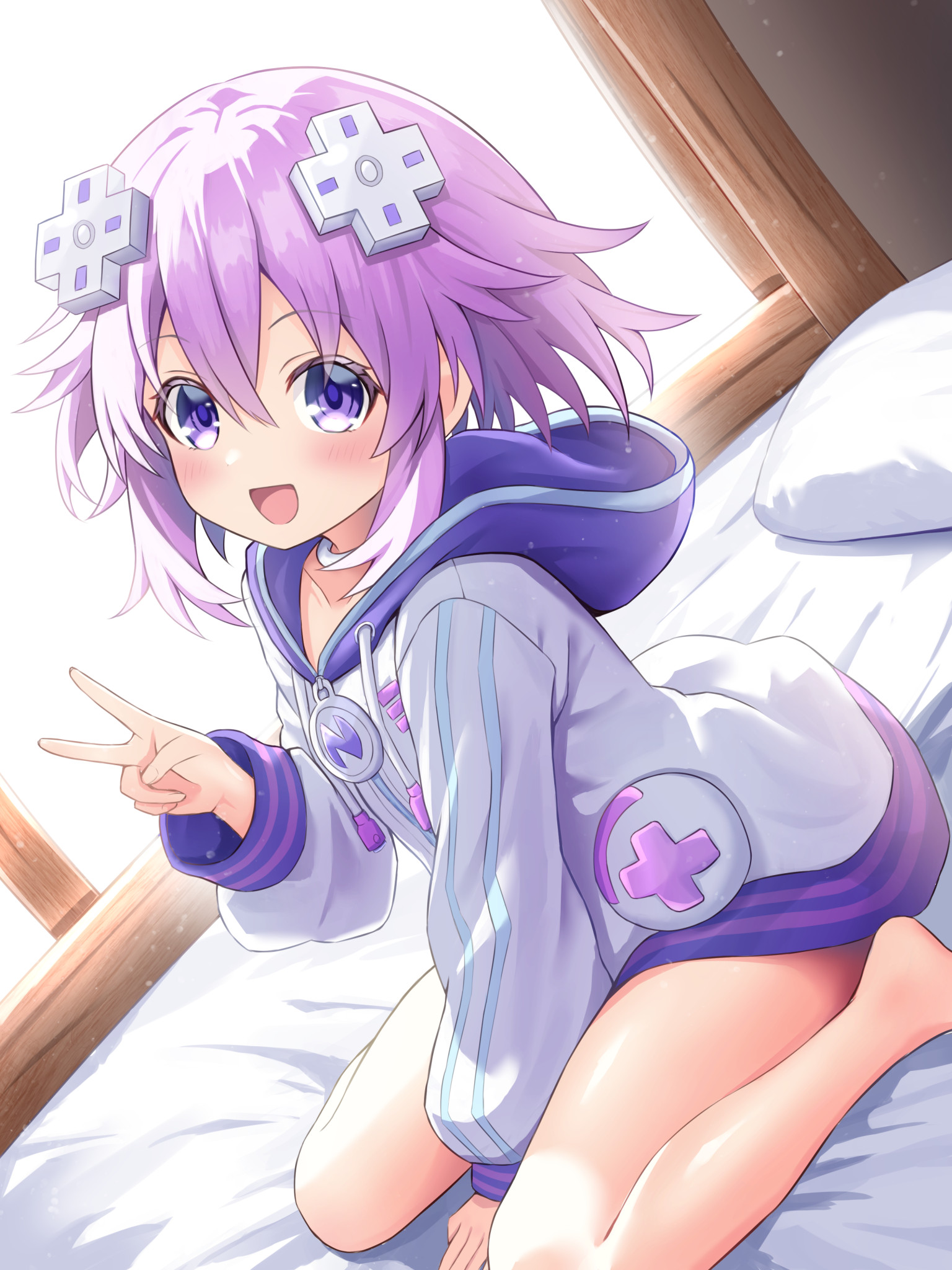 eima, neptune (neptunia), neptune (series), commentary request, highres, 1girl, :d, barefoot, between legs, choker, d-pad, d-pad hair ornament, drawstring, hair between eyes, hair ornament, hand between legs, hand up, hood, hood down, hoodie, indoors, light particles, long sleeves, looking at viewer, on bed, open mouth, pillow, purple eyes, purple hair, short hair, sidelocks, sitting, smile, solo, v, wariza, white hoodie
