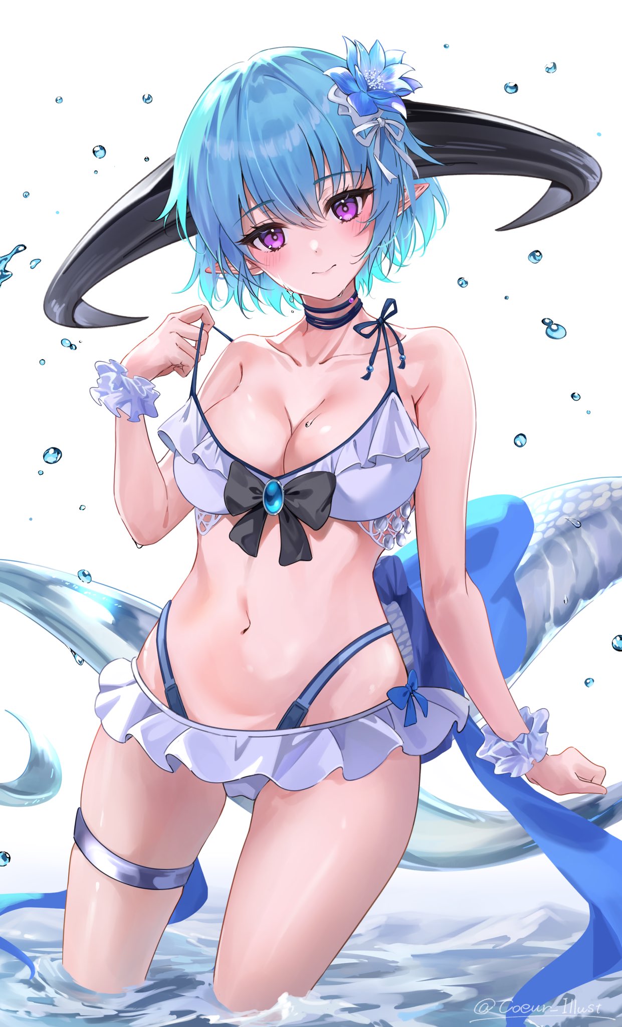 coeur, filene (shadowverse), shadowverse, shadowverse: worlds beyond, shadowverse evolve, highres, 1girl, bikini, black choker, blue flower, blue hair, bow, breasts, choker, cleavage, closed mouth, collarbone, dragon girl, dragon horns, dragon tail, flower, frilled bikini, frills, hair between eyes, hair bow, hair ornament, horns, looking at viewer, medium breasts, medium hair, navel, official alternate costume, pointy ears, purple eyes, scrunchie, smile, solo, stomach, swimsuit, tail, thigh strap, water, wet, white background, white bikini, wrist scrunchie