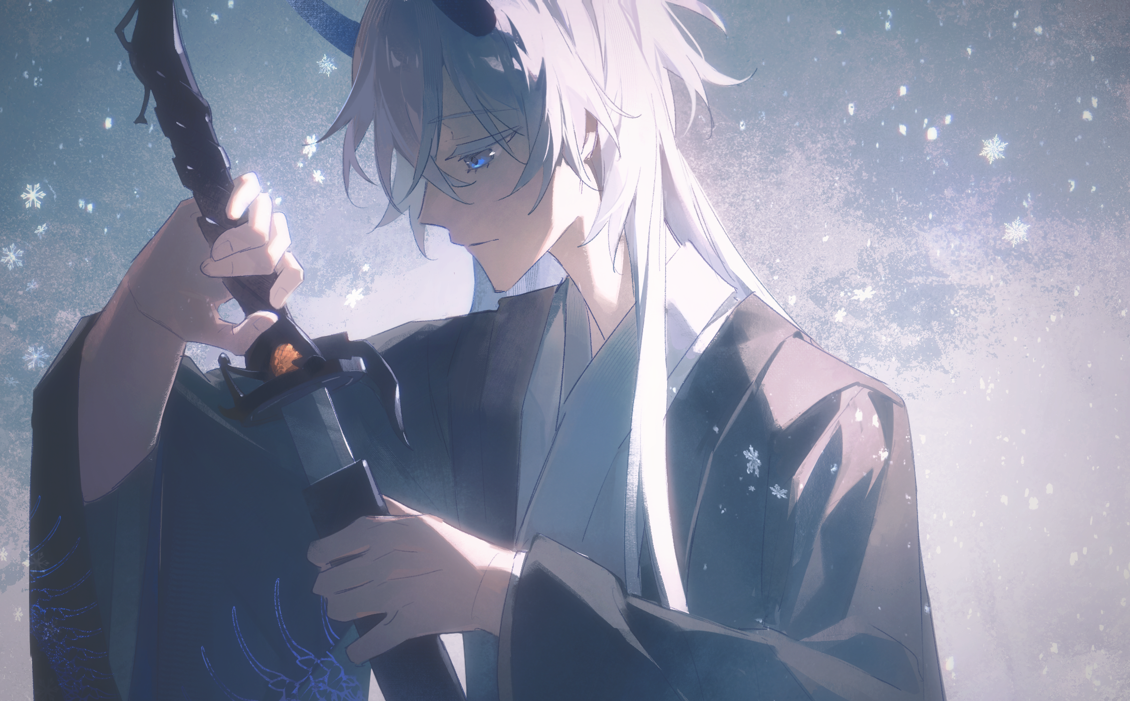 tcuas, honkai: star rail, honkai (series), chinese commentary, highres, 1boy, arm up, blue eyes, blue horns, closed mouth, from side, hair between eyes, hakuhatsu ki, holding, holding sword, holding weapon, horns, japanese clothes, kimono, long hair, long sleeves, looking down, male focus, outdoors, shaded face, sheath, sky, snow, snowing, solo, standing, sword, teeth, upper body, upper teeth only, weapon, white hair, wide sleeves