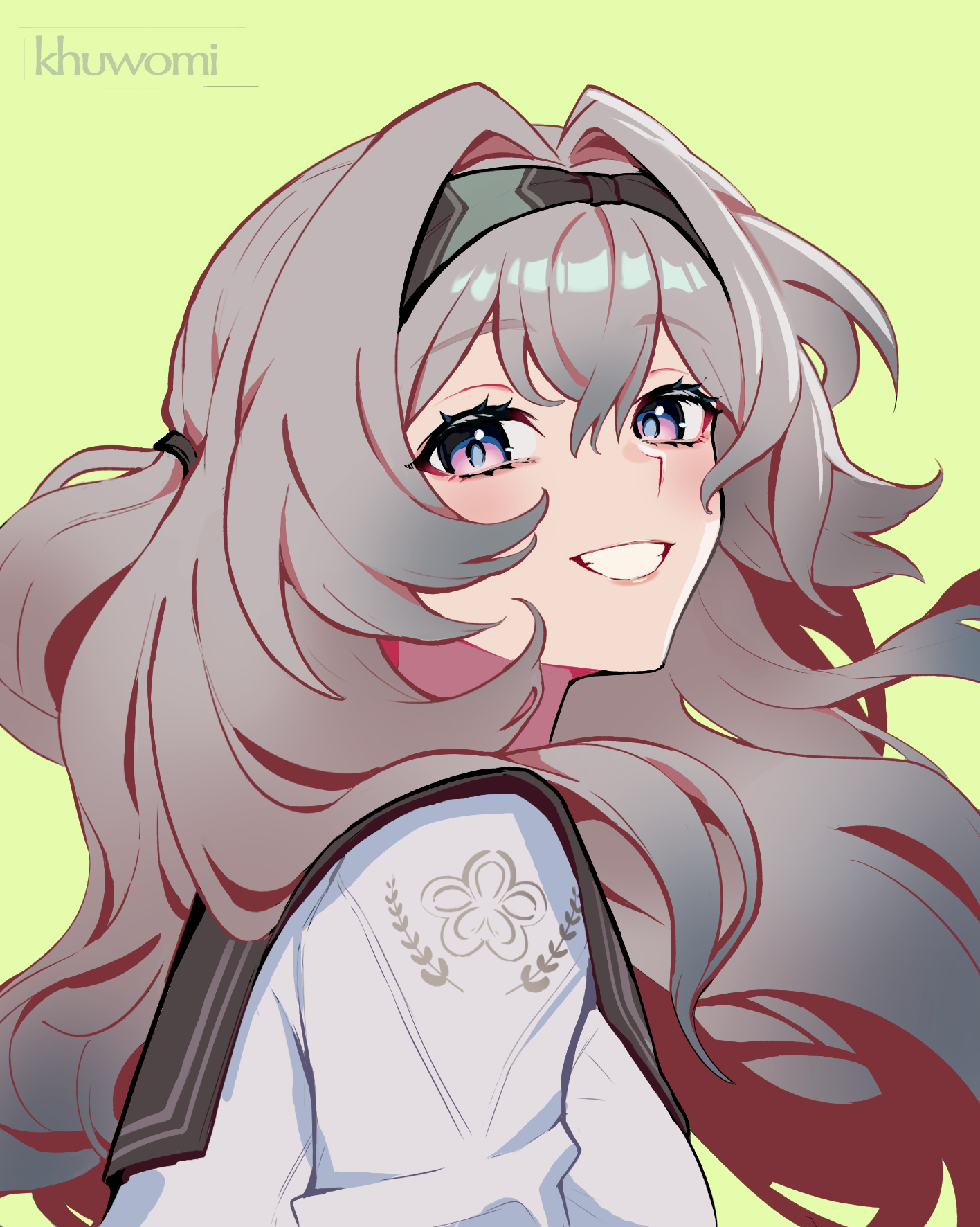 firefly (honkai: star rail), firefly (spring missive) (honkai: star rail), honkai: star rail, honkai (series), highres, 1girl, artist name, black hairband, black sailor collar, green background, grey hair, grin, hairband, khuwomi21, long hair, looking at viewer, official alternate costume, one side up, purple eyes, sailor collar, sailor shirt, shirt, simple background, smile, solo, upper body, very long hair, white shirt