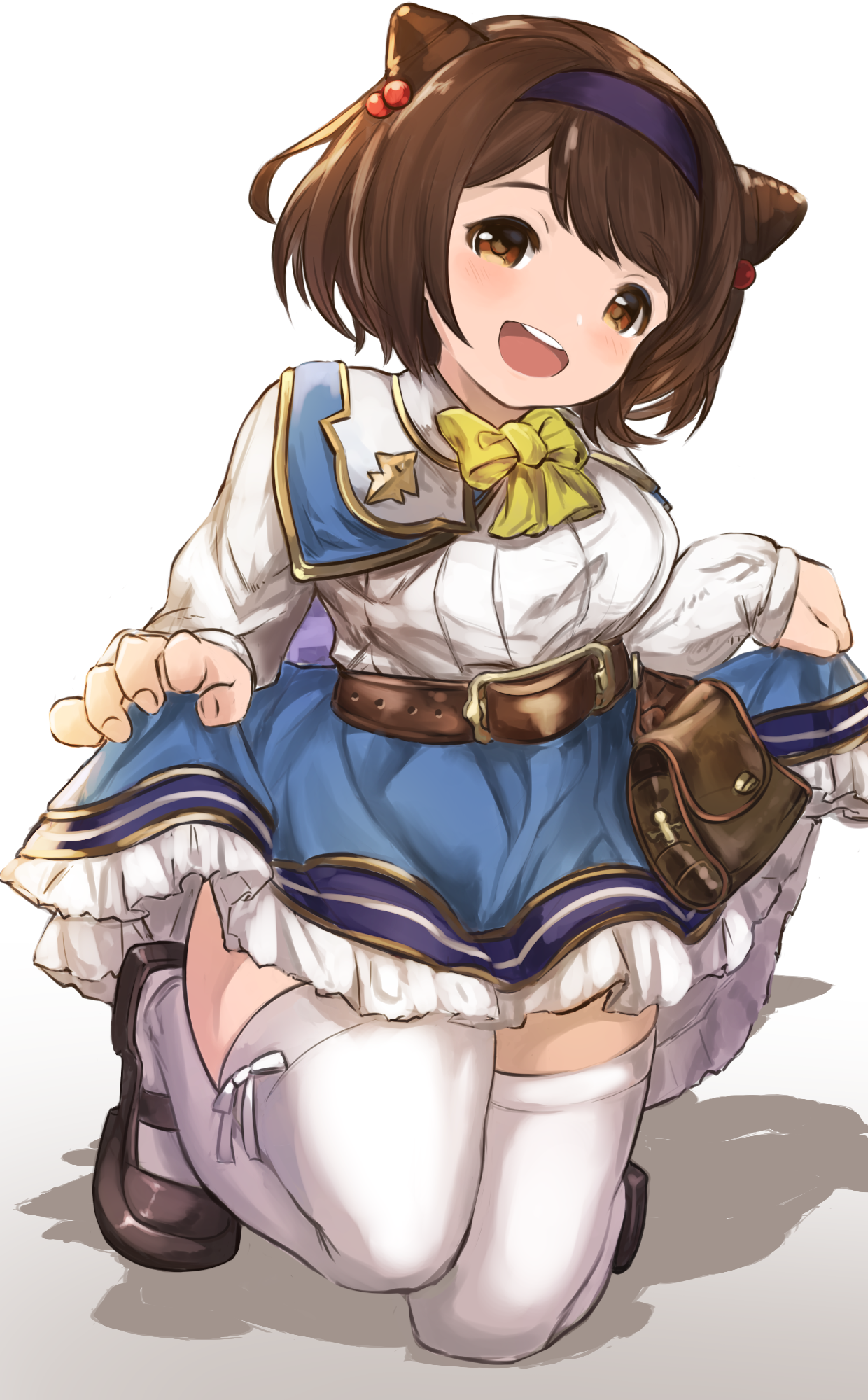 maou (maoudaisukiya), yaia (granblue fantasy), granblue fantasy, commentary request, highres, 1girl, :d, belt, blue skirt, bow, breasts, brown bag, brown belt, brown eyes, brown hair, brown shoes, draph, full body, hair bobbles, hair ornament, hairband, horns, long sleeves, looking at viewer, on one knee, open mouth, shoes, simple background, skirt, skirt hold, smile, solo, thighhighs, white background, white thighhighs, yellow bow