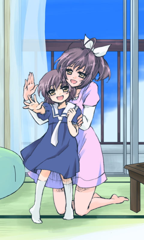 yuzuki kisa, furukawa nagisa, okazaki ushio, clannad, dango daikazoku, bad id, bad pixiv id, 00s, 2girls, age difference, barefoot, brown eyes, brown hair, dress, happy, kneeling, mother and daughter, multiple girls, ponytail, sailor dress, school uniform, smile, tatami, waving
