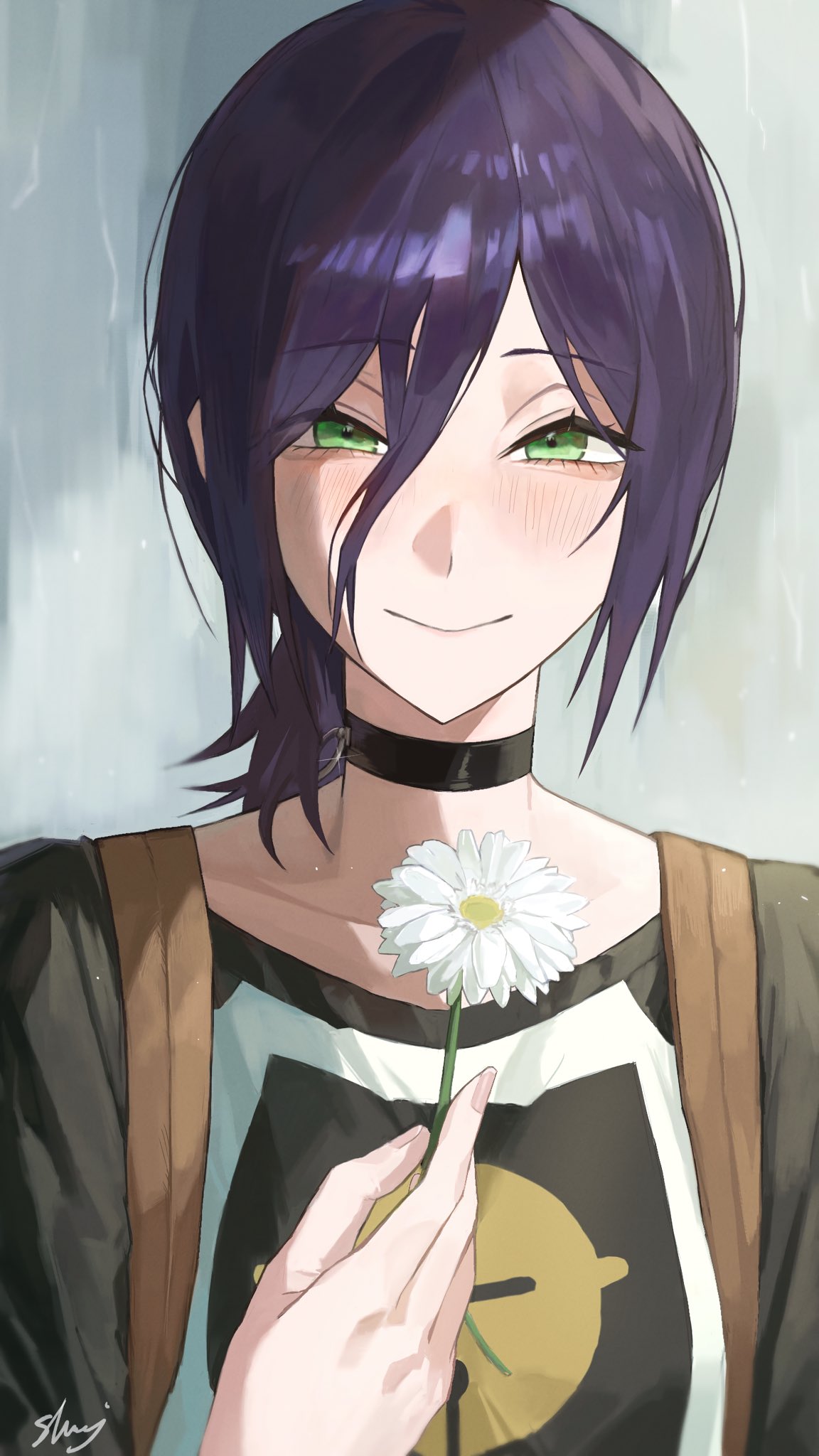 x0195195796238, reze (chainsaw man), chainsaw man, highres, 1girl, artist name, black choker, black shirt, choker, closed mouth, flower, green eyes, grenade pin, hair between eyes, hair flower, hair ornament, looking at viewer, medium hair, multicolored shirt, purple hair, shirt, smile, solo, white flower, white shirt