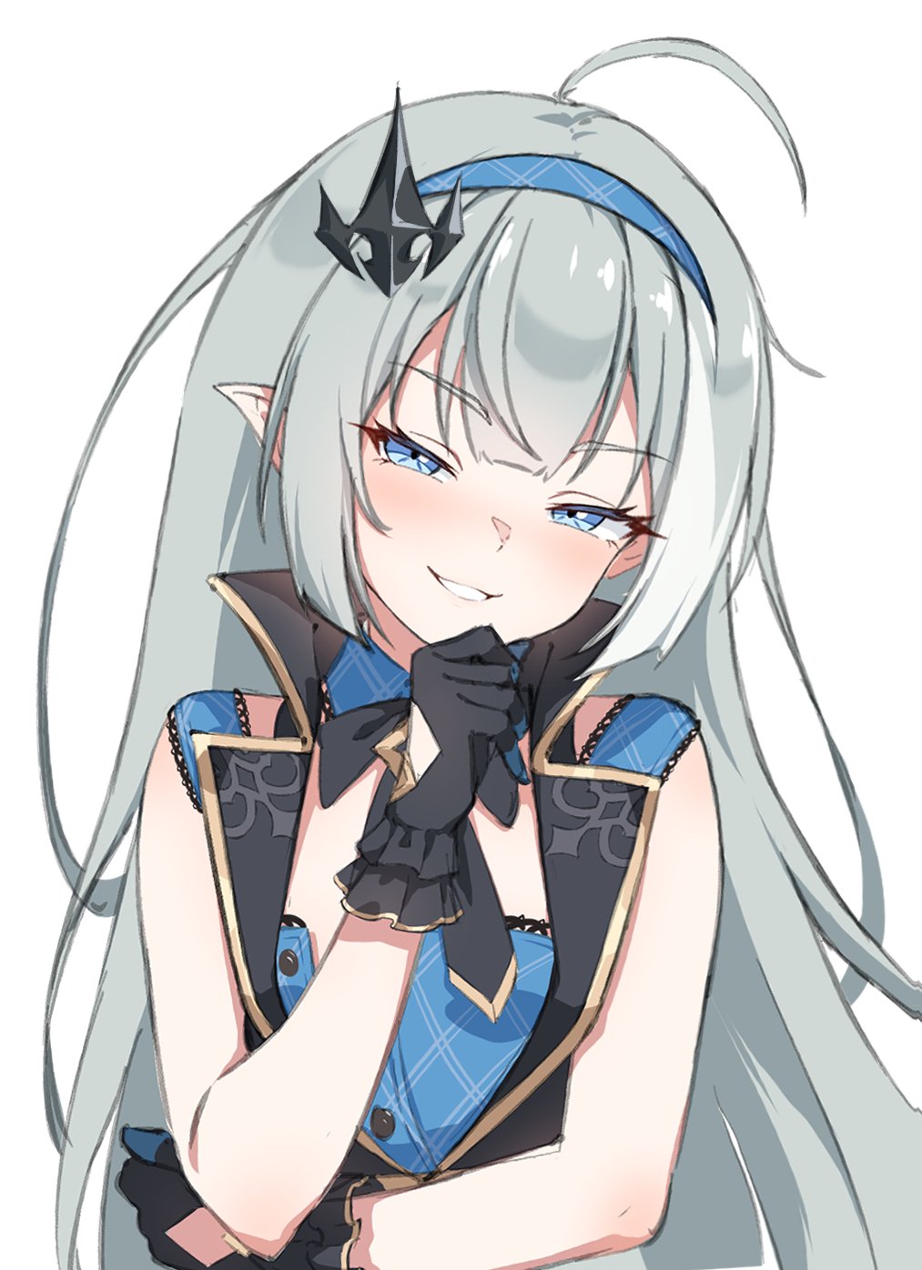 hr.r, female tyrant (stella sora), tyrant (stella sora), stella sora, commentary request, highres, 1girl, ahoge, black dress, black gloves, black ribbon, blue dress, blue hairband, breasts, checkered clothes, checkered dress, checkered hairband, coat dress, crossed arms, dress, evil grin, evil smile, frilled gloves, frills, gloves, grey hair, grin, hair ornament, hairband, hand on own chin, head tilt, layered dress, long hair, looking at viewer, narrowed eyes, neck ribbon, pointy ears, ribbon, simple background, sleeveless, sleeveless dress, small breasts, smile, smug, solo, upper body, very long hair, white background