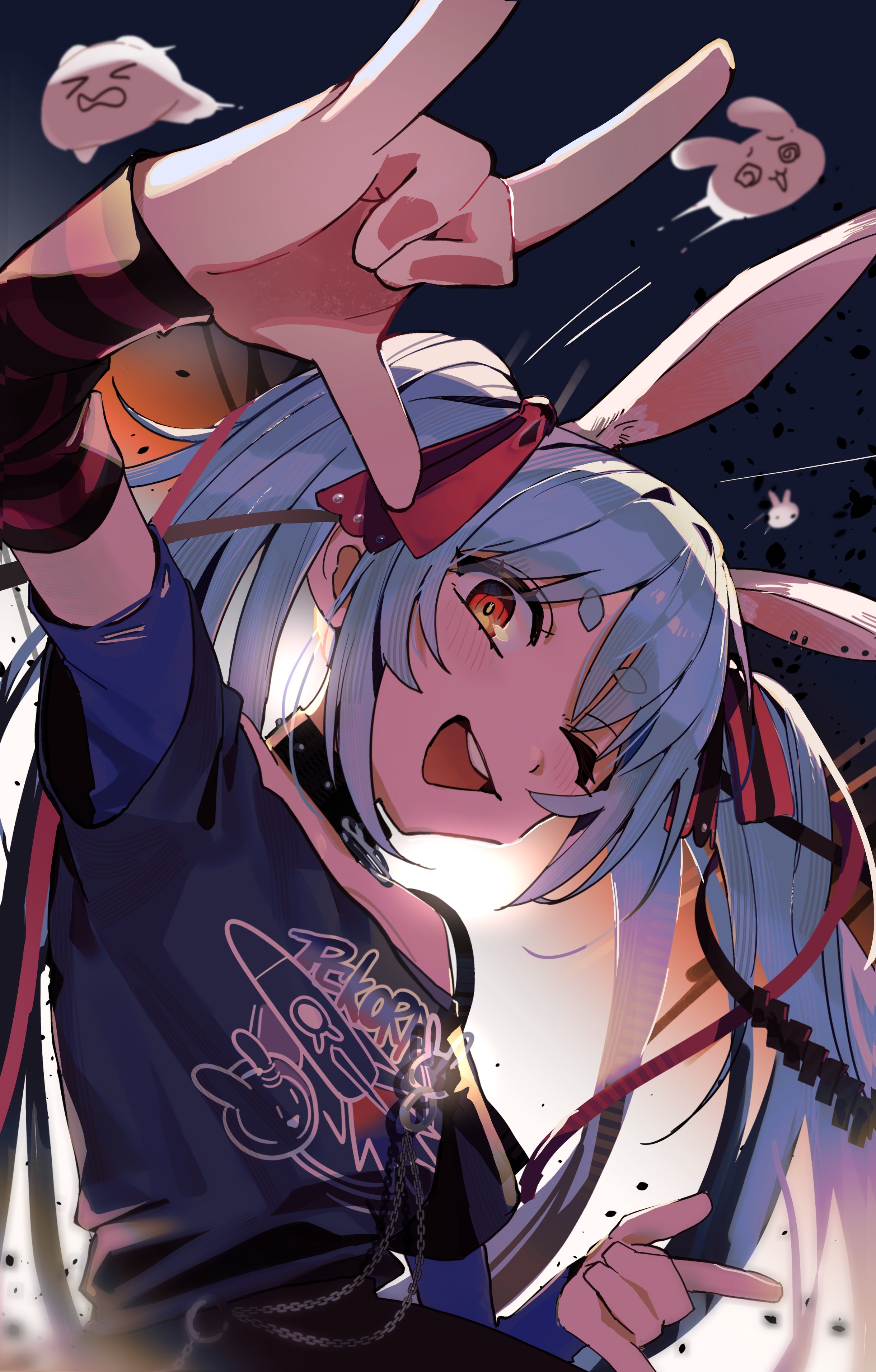 bun (bun 5u), usada pekora, hololive, absurdres, commentary request, highres, 1girl, animal ears, black choker, blue hair, blue shirt, blush, bow, choker, collarbone, detached sleeves, hand up, head tilt, long hair, long sleeves, looking at viewer, one eye closed, open mouth, rabbit, rabbit ears, red bow, shirt, sidelocks, simple background, smile, solo, swept bangs, t-shirt, teeth, tongue, torn clothes, twintails, upper body, upper teeth only, yellow eyes
