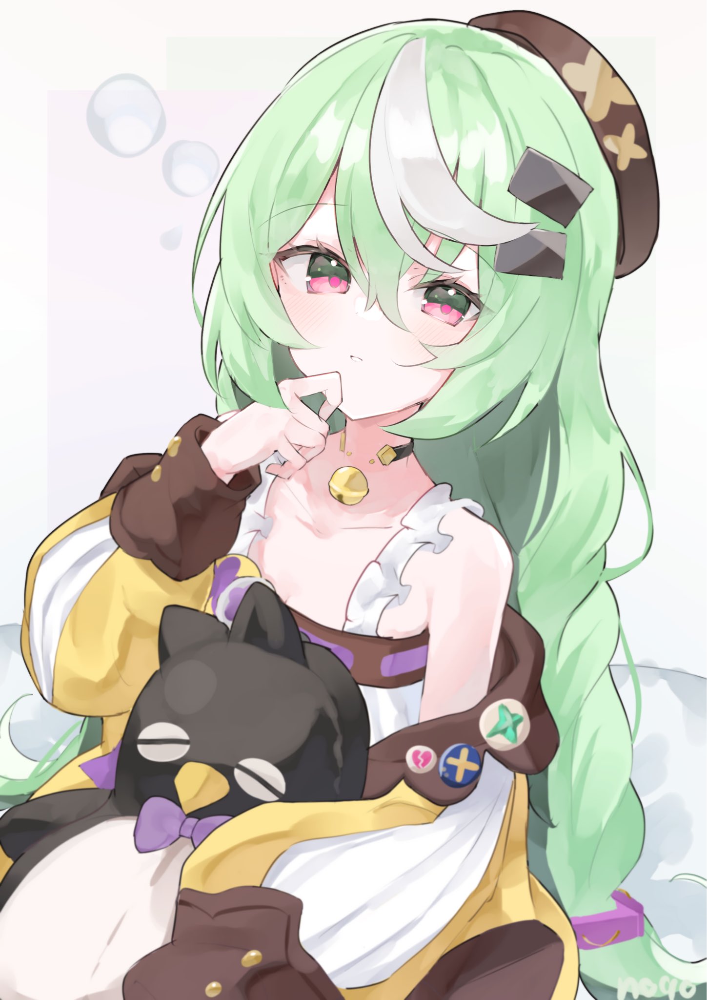 noko (nco029685627), nazuna (stella sora), stella sora, commentary request, highres, 1girl, artist name, badge, bare shoulders, bell, beret, braid, brown hat, brown trim, button badge, collarbone, dress, finger to own chin, flat chest, green hair, hair between eyes, hair ornament, hat, holding, holding stuffed toy, jacket, jingle bell, low twin braids, multicolored hair, neck bell, parted lips, pink eyes, signature, simple background, sitting, sleeves past fingers, sleeves past wrists, solo, squeans, streaked hair, stuffed animal, stuffed penguin, stuffed toy, twin braids, white background, white dress, white hair, white jacket, yellow jacket