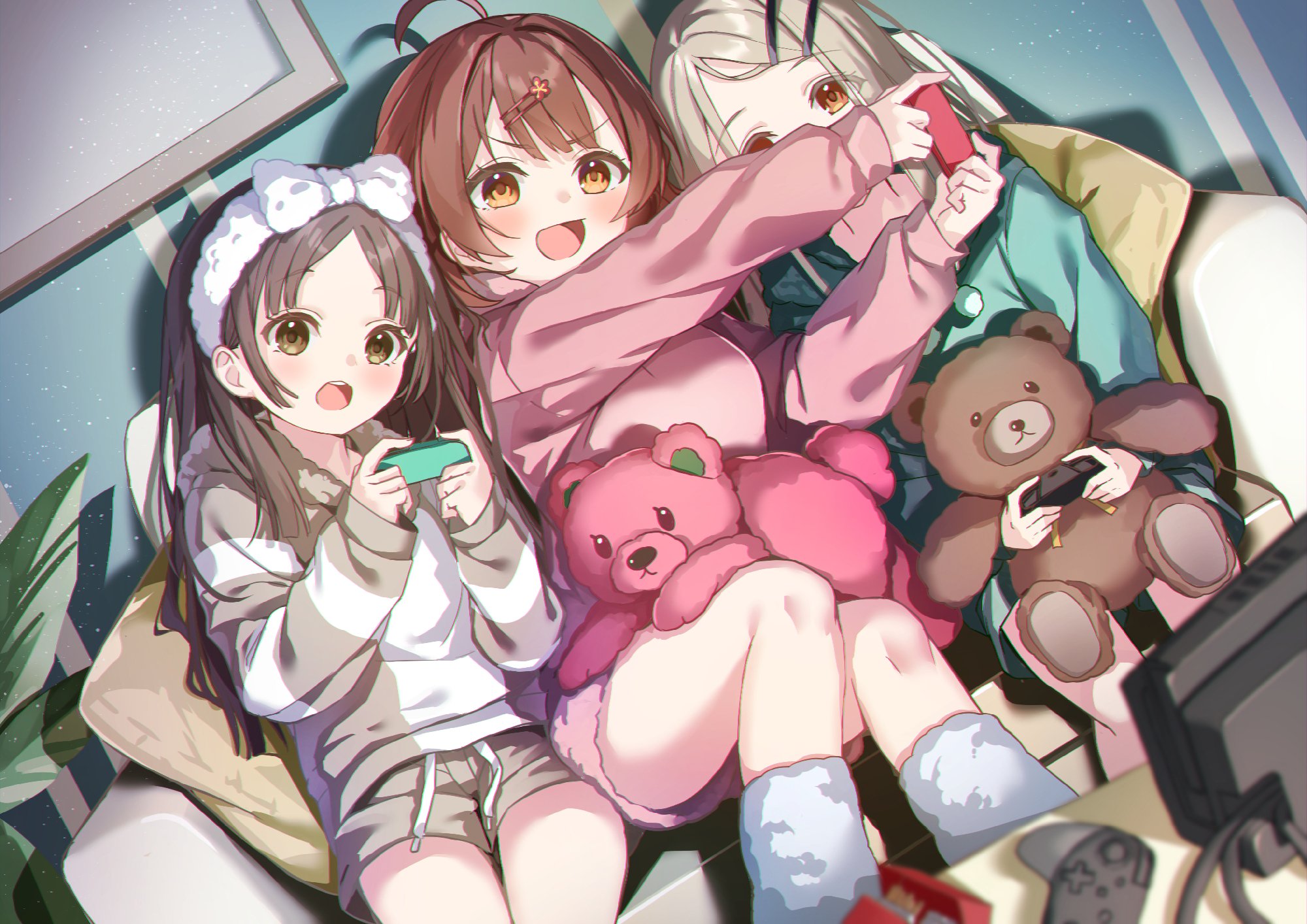 kuramoto beta-carotene, hanami ume, kuramoto china, shinosawa hiro, gakuen idolmaster, idolmaster, commentary request, highres, 3girls, ahoge, blonde hair, blush, brown eyes, brown hair, controller, couch, game controller, hair ornament, hairclip, holding, holding controller, holding game controller, indoors, joy-con, long hair, long sleeves, looking at viewer, multiple girls, nintendo switch, on couch, open mouth, orange eyes, parted bangs, playing games, sitting, smile, stuffed animal, stuffed toy, teddy bear
