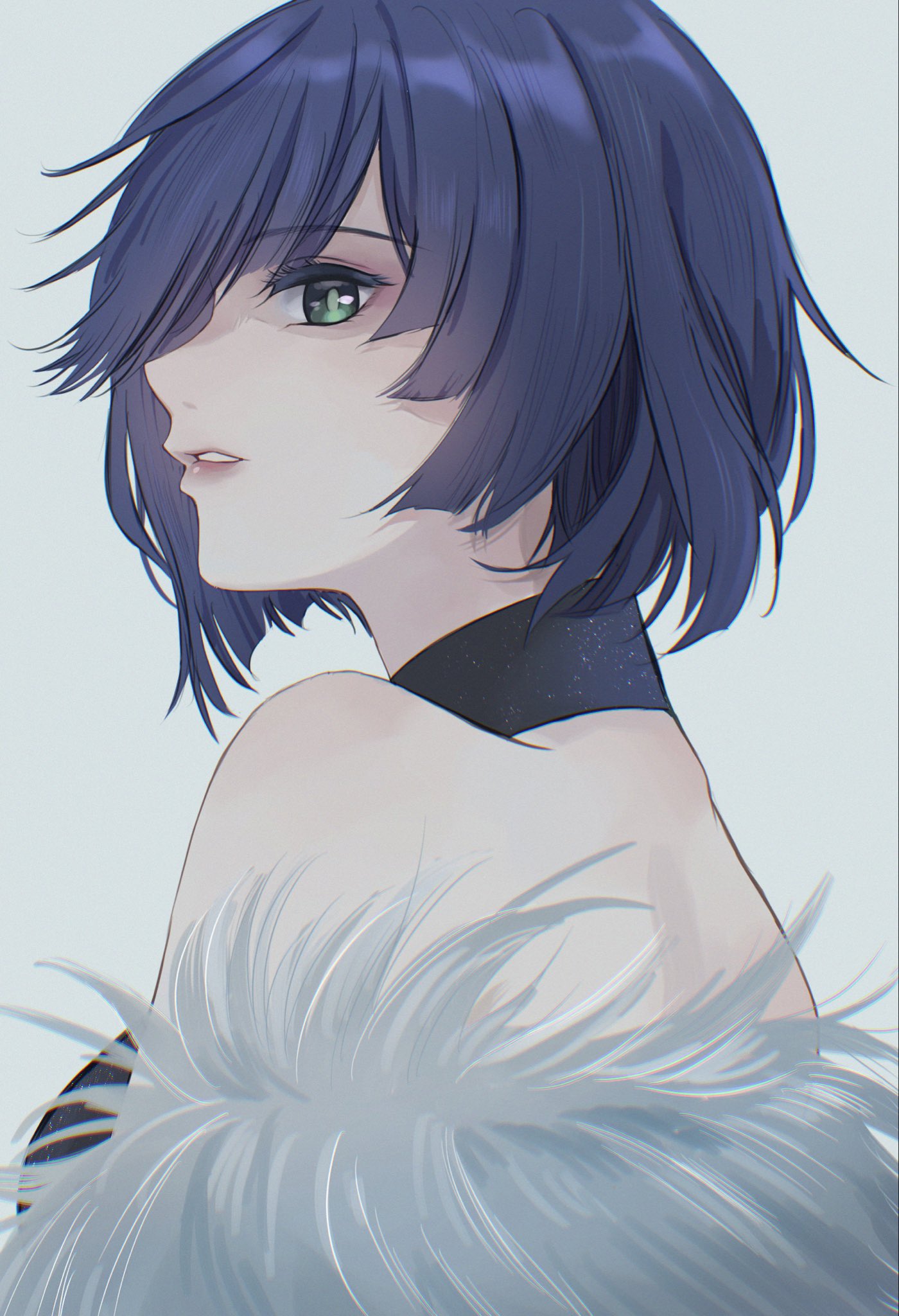 onigiri (sumisaza), yelan (genshin impact), genshin impact, highres, 1girl, blue hair, choker, feather boa, green eyes, grey background, looking at viewer, parted lips, short hair, simple background, solo, upper body