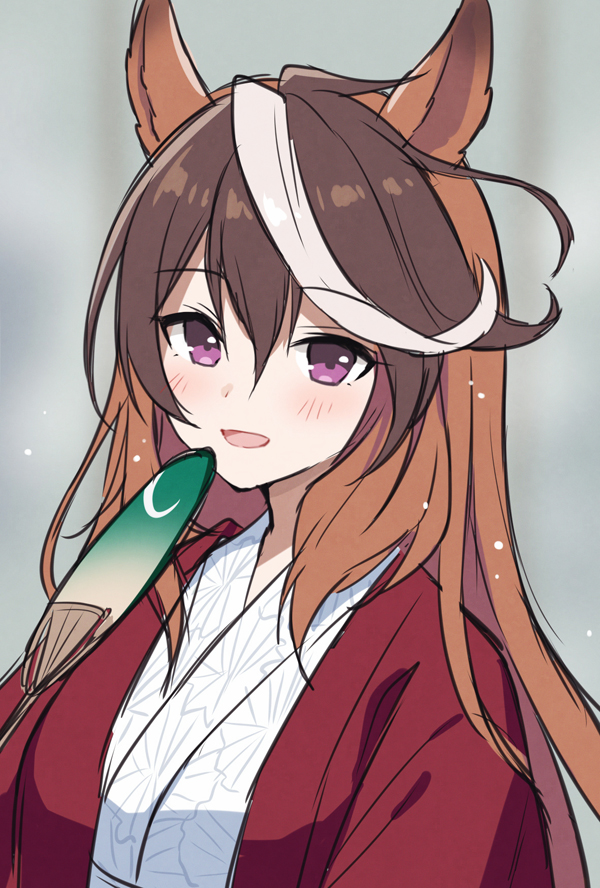 mauve, symboli rudolf (umamusume), umamusume, 1girl, alternate costume, animal ears, bath yukata, blush, brown hair, hair between eyes, hand fan, holding, holding fan, horse ears, horse girl, japanese clothes, kimono, long hair, looking at viewer, multicolored hair, open mouth, purple eyes, red robe, robe, smile, solo, streaked hair, upper body, white hair, white kimono, yukata