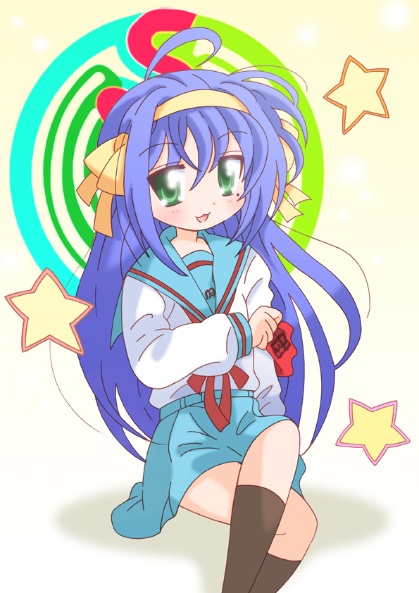 yamasaki wataru, hirano aya, izumi konata, suzumiya haruhi, lucky star, suzumiya haruhi no yuuutsu, 1girl, ahoge, armband, black socks, blue hair, cosplay, female focus, green eyes, hair between eyes, kneehighs, long hair, mole, mole under eye, red armband, school uniform, serafuku, socks, solo, suzumiya haruhi (cosplay), voice actor connection