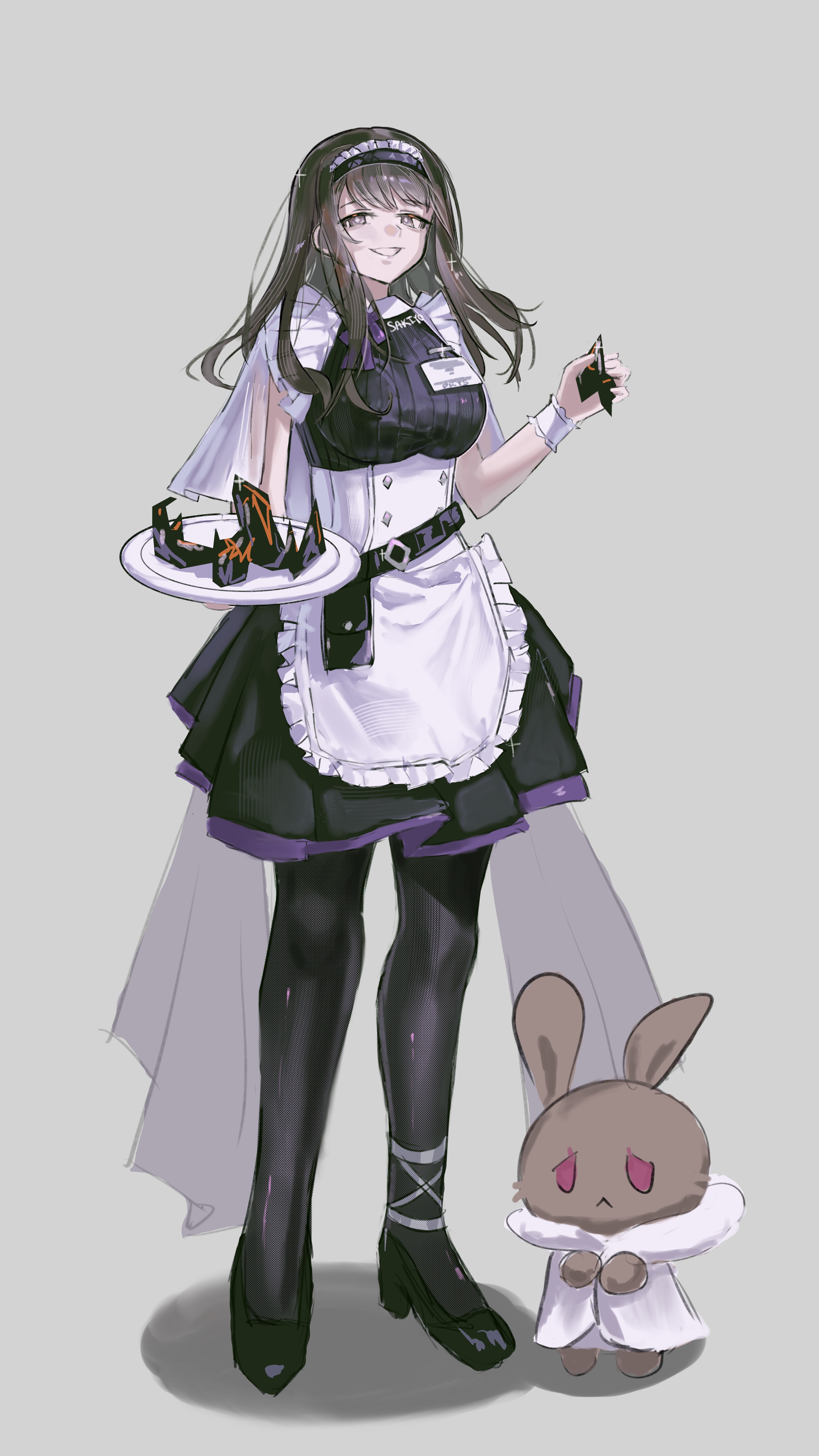sakiyo, priestess (arknights), arknights, absurdres, chinese commentary, commentary request, highres, 1girl, alternate costume, apron, artist name, black hairband, black pantyhose, black shoes, bright pupils, brown eyes, brown hair, enmaided, frilled apron, frilled hairband, frills, full body, grey background, grin, hairband, holding, holding plate, looking at viewer, maid, medium hair, pantyhose, plate, shoes, simple background, smile, standing, waist apron, white apron, white pupils, wrist cuffs