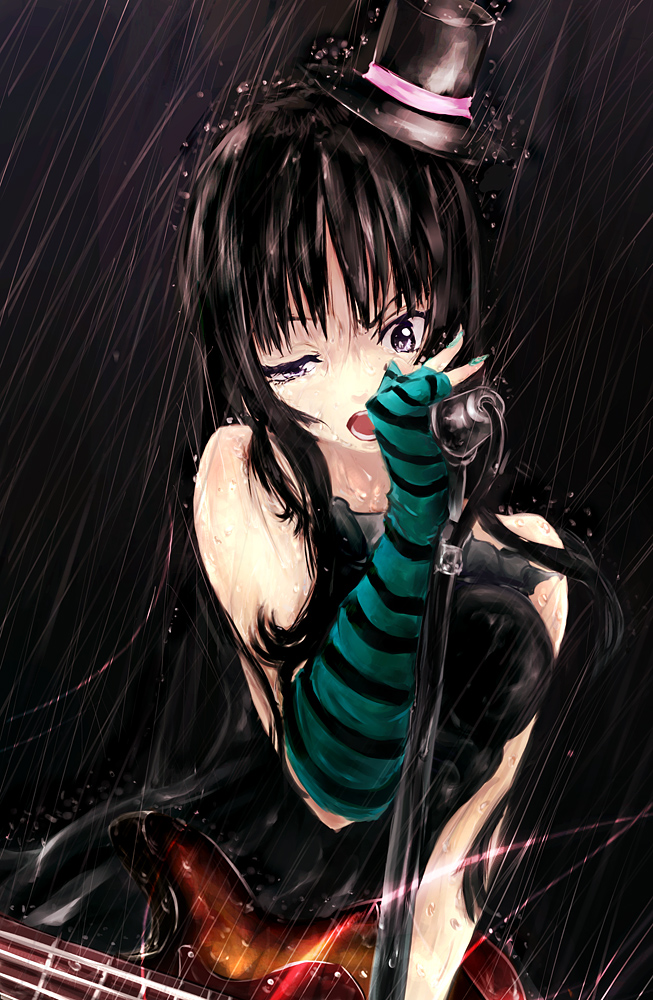 nagamine(catoko), nagamine (catoko), akiyama mio, don't say "lazy", k-on!, 00s, 1girl, bass guitar, black hair, blunt bangs, dress, female focus, fingerless gloves, gloves, hat, hime cut, instrument, long hair, microphone, microphone stand, mini hat, mini top hat, music, purple eyes, rain, singing, solo, striped clothes, striped gloves, top hat, water, wet