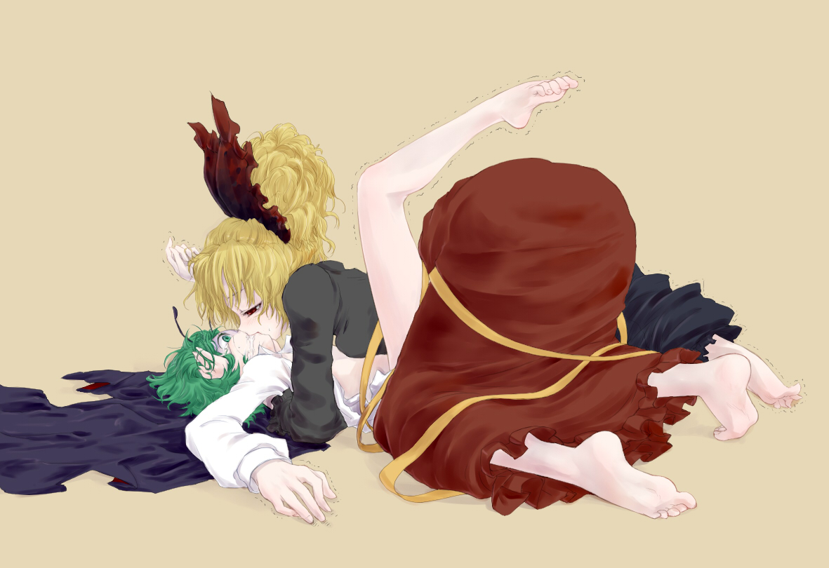 kiriu, kurodani yamame, wriggle nightbug, touhou, toe-point, 2girls, antennae, barefoot, blonde hair, brown background, cape, feet, female focus, green eyes, green hair, hair ribbon, kiss, multiple girls, red eyes, ribbon, short hair, simple background, soles, toes, yuri