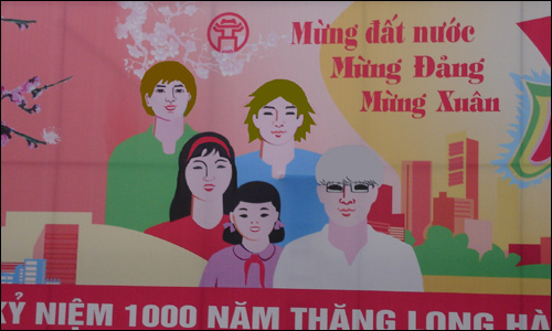 amagi yukiko, doujima nanako, hanamura yousuke, narukami yu, satonaka chie, atlus, persona, persona 4, lowres, photo (medium), translation request, 2boys, 3girls, black hair, multiple boys, multiple girls, vietnamese text, white hair