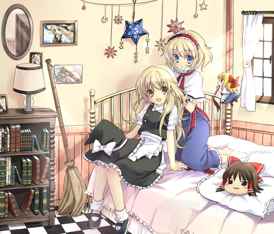 hanabana tsubomi, alice margatroid, hakurei reimu, kirisame marisa, shanghai doll, touhou, bad id, bad pixiv id, 2girls, bamboo broom, bed, bedroom, blonde hair, blue eyes, bobby socks, book, broom, capelet, checkered floor, crescent, female focus, floor, hairband, hairdressing, hat, indoors, kneeling, mirror, multiple girls, open mouth, photo (object), pillow, sitting, smile, socks, star (symbol), unworn hat, unworn headwear, window, witch, witch hat, yellow eyes, yukkuri shiteitte ne