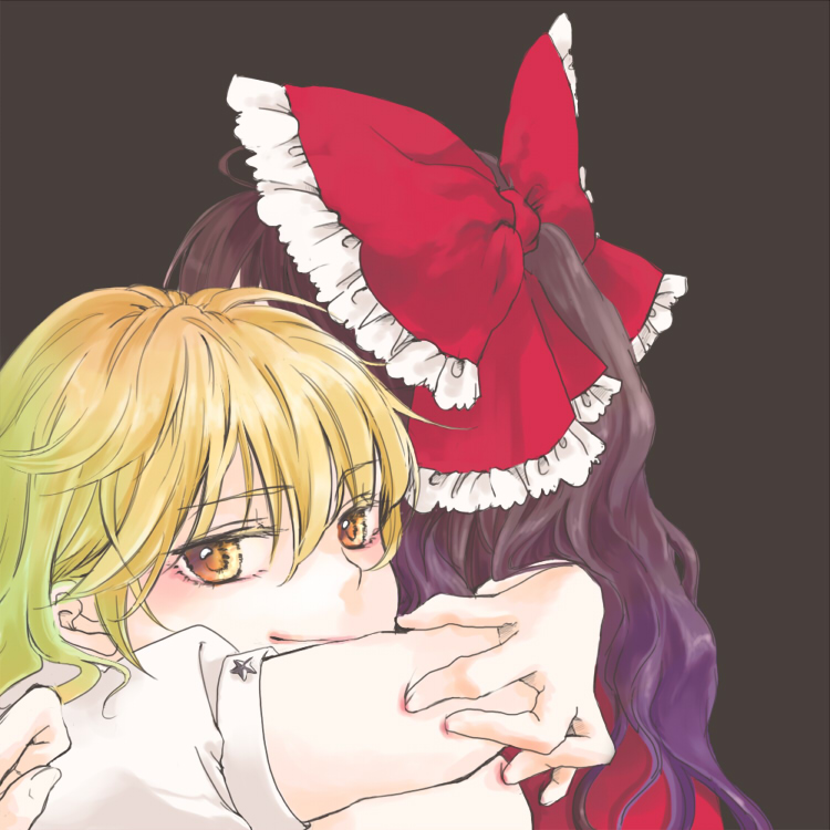 yonu (nyonu), yonu (pixiv), yonu (yonurime), hakurei reimu, kirisame marisa, touhou, 2girls, black background, blonde hair, bow, brown hair, close-up, female focus, gradient hair, hair bow, hug, large bow, multicolored hair, multiple girls, purple hair, short hair, simple background, smile, smirk, solo focus, yellow eyes
