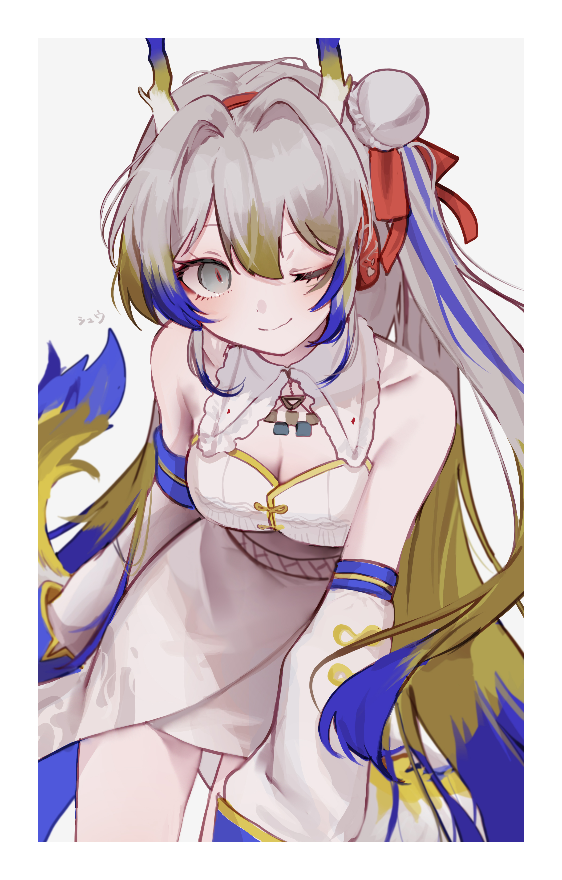 yunu nuyu, shu (arknights), arknights, absurdres, commentary request, highres, 1girl, ;), bare shoulders, blonde hair, blue hair, breasts, character name, cleavage, closed mouth, detached sleeves, dragon girl, dragon horns, dress, grey background, grey dress, grey eyes, grey hair, grey sleeves, hair between eyes, hair intakes, horns, long hair, medium breasts, multicolored hair, one eye closed, simple background, sleeveless, sleeveless dress, smile, solo, very long hair