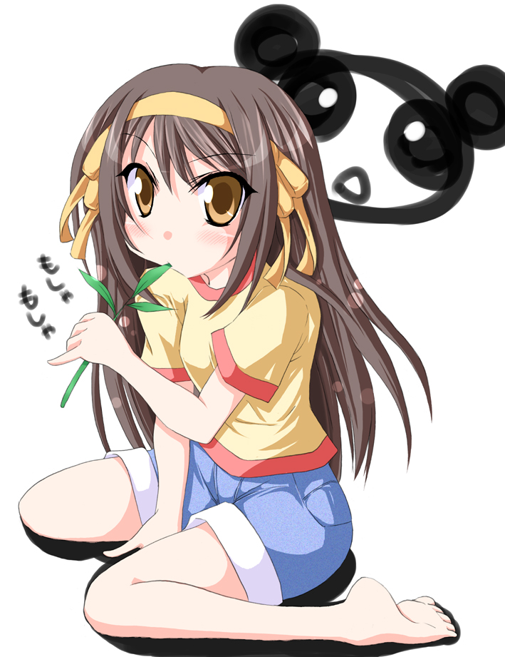 k hiro, suzumiya haruhi, suzumiya haruhi (young), suzumiya haruhi no yuuutsu, 00s, aged down, barefoot, brown eyes, brown hair, casual, denim, denim shorts, feet, hairband, kneeling, leaf, long hair, shorts