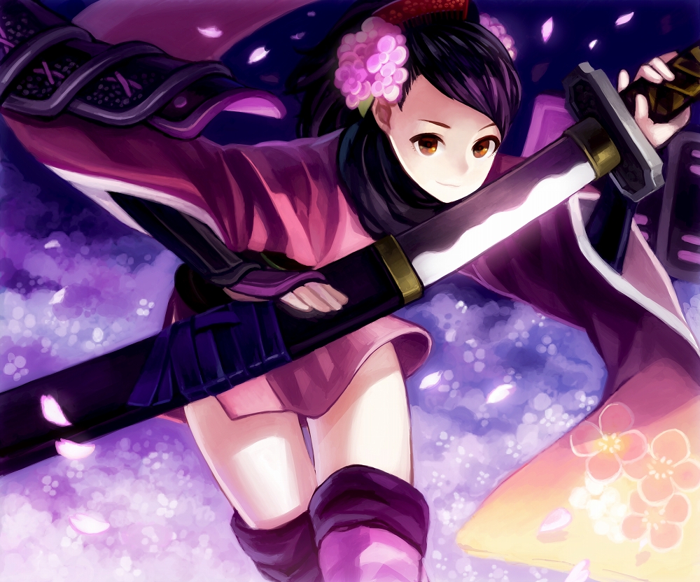 siro (asteblanc), momohime, oboro muramasa, vanillaware, bad id, bad pixiv id, 1girl, armor, black hair, brown eyes, comb, female focus, flower, hair flower, hair ornament, holding, holding sword, holding weapon, japanese armor, japanese clothes, katana, kote, kurokote, leaning forward, petals, ponytail, sheath, short hair, shoulder armor, smile, sode, solo, sword, thighhighs, unsheathing, weapon, wide sleeves