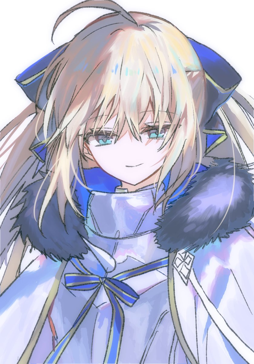 aesc (fate), aesc (savior) (fate), fate/grand order, fate (series), commentary request, highres, korean commentary, 1girl, ahoge, aqua eyes, armor, blonde hair, blue bow, blue cape, bow, breastplate, cape, closed mouth, fur-trimmed cape, fur trim, hair between eyes, hair bow, long hair, looking at viewer, sidelocks, simple background, smile, solo, syst098, two-sided cape, two-sided fabric, upper body, white armor, white background, white cape