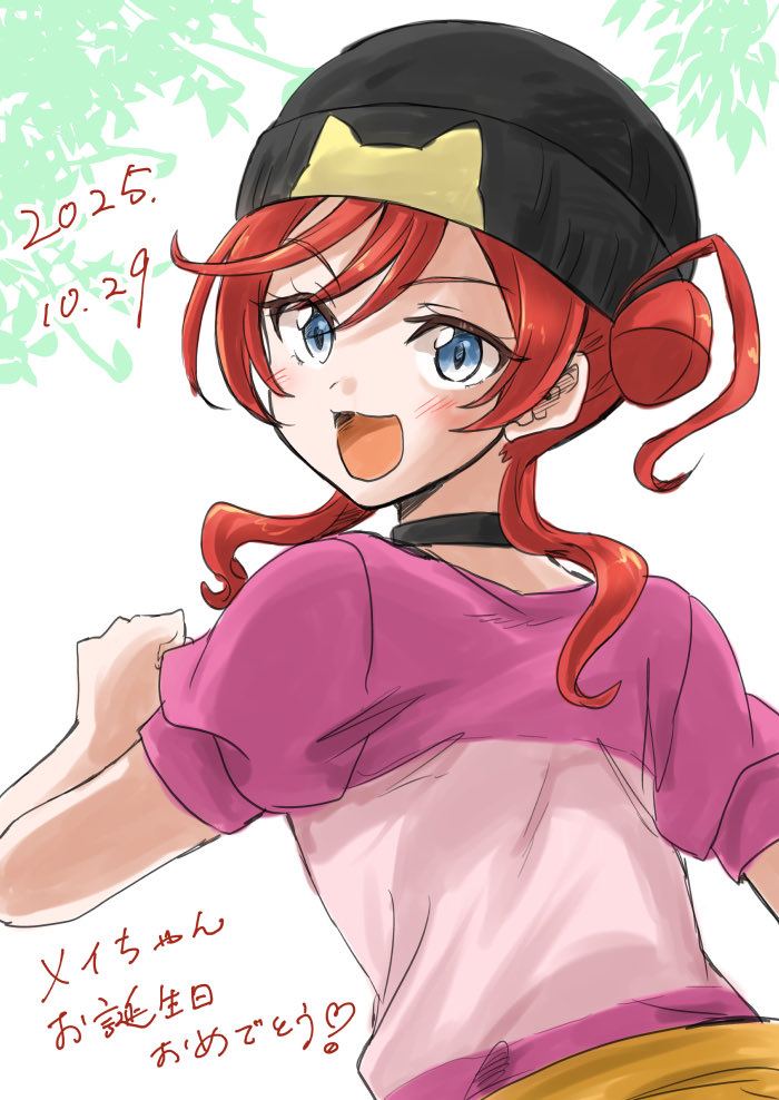 unya, yoneme mei, love live!, love live! superstar!!, commentary request, translation request, 1girl, beanie, black choker, black hat, blue eyes, choker, from behind, hair bun, hat, looking at viewer, looking back, open mouth, pink shirt, red hair, shirt, short hair with long locks, short sleeves, single side bun, solo, upper body