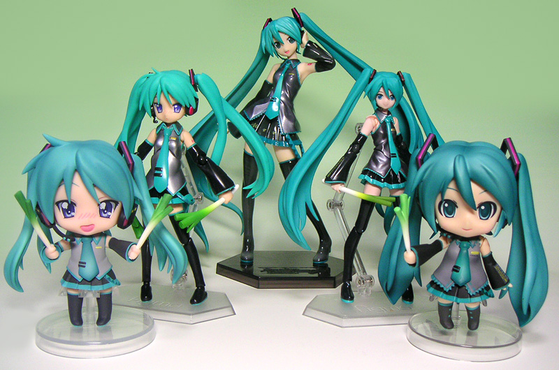 hatsune miku, hiiragi kagami, figma, lucky star, nendoroid, vocaloid, photo (medium), 5girls, aqua eyes, aqua hair, blue eyes, chibi, cosplay, figure, figure (medium), green eyes, green hair, hatsune miku (cosplay), multiple girls, spring onion, twintails