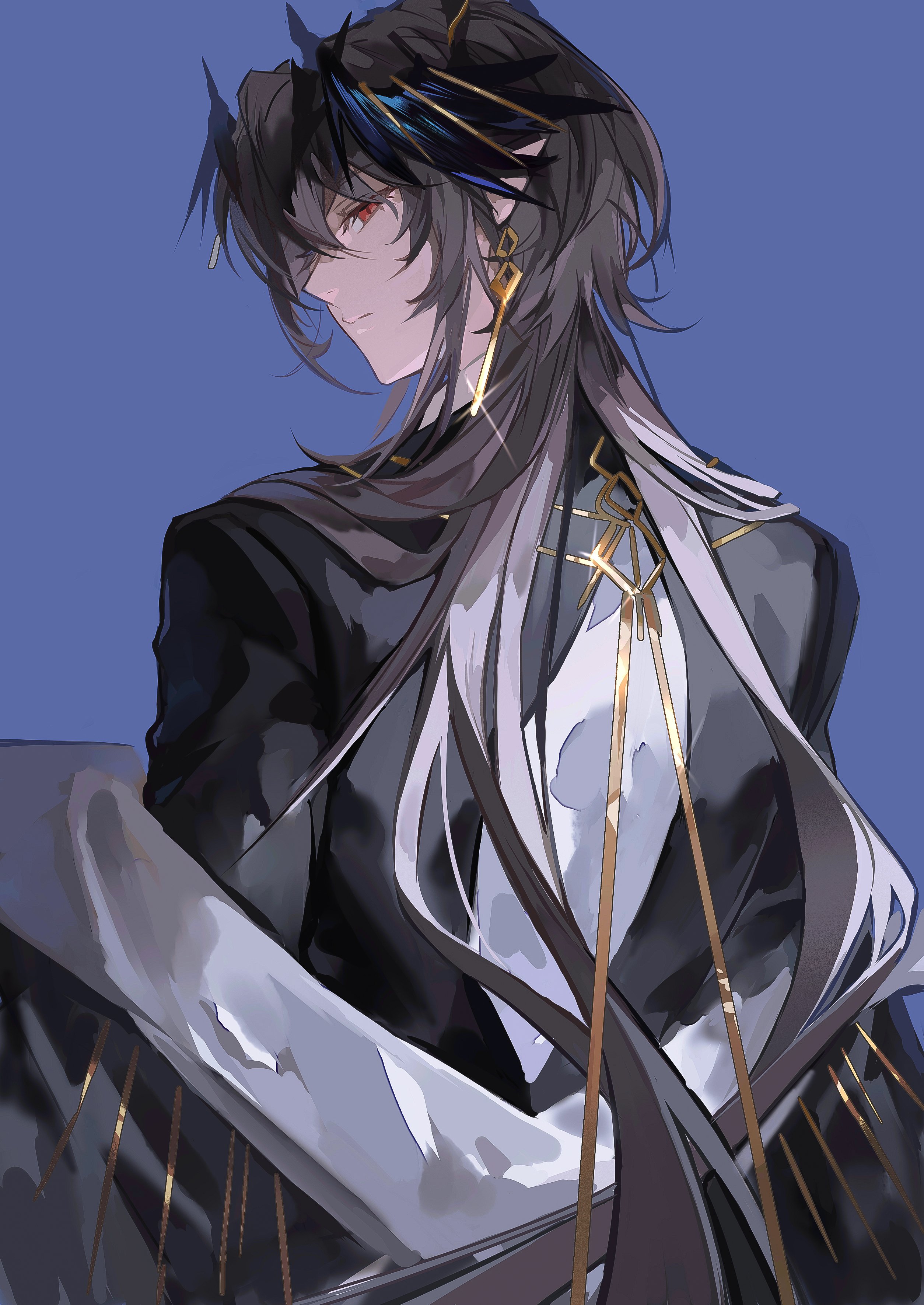cen (acheng02806053), logos (arknights), logos (radiant serenity) (arknights), arknights, absurdres, highres, 1boy, back cutout, black jacket, black shawl, black wings, blue background, closed mouth, clothing cutout, earrings, from behind, gold earrings, gold necklace, grey hair, hair between eyes, half-closed eyes, head wings, jacket, jewelry, long hair, long sleeves, looking at viewer, looking back, male focus, mole, mole under eye, necklace, official alternate costume, pointy ears, red eyes, shawl, shirt, sideways glance, simple background, solo, striped shawl, upper body, white shirt, wings, wolf cut