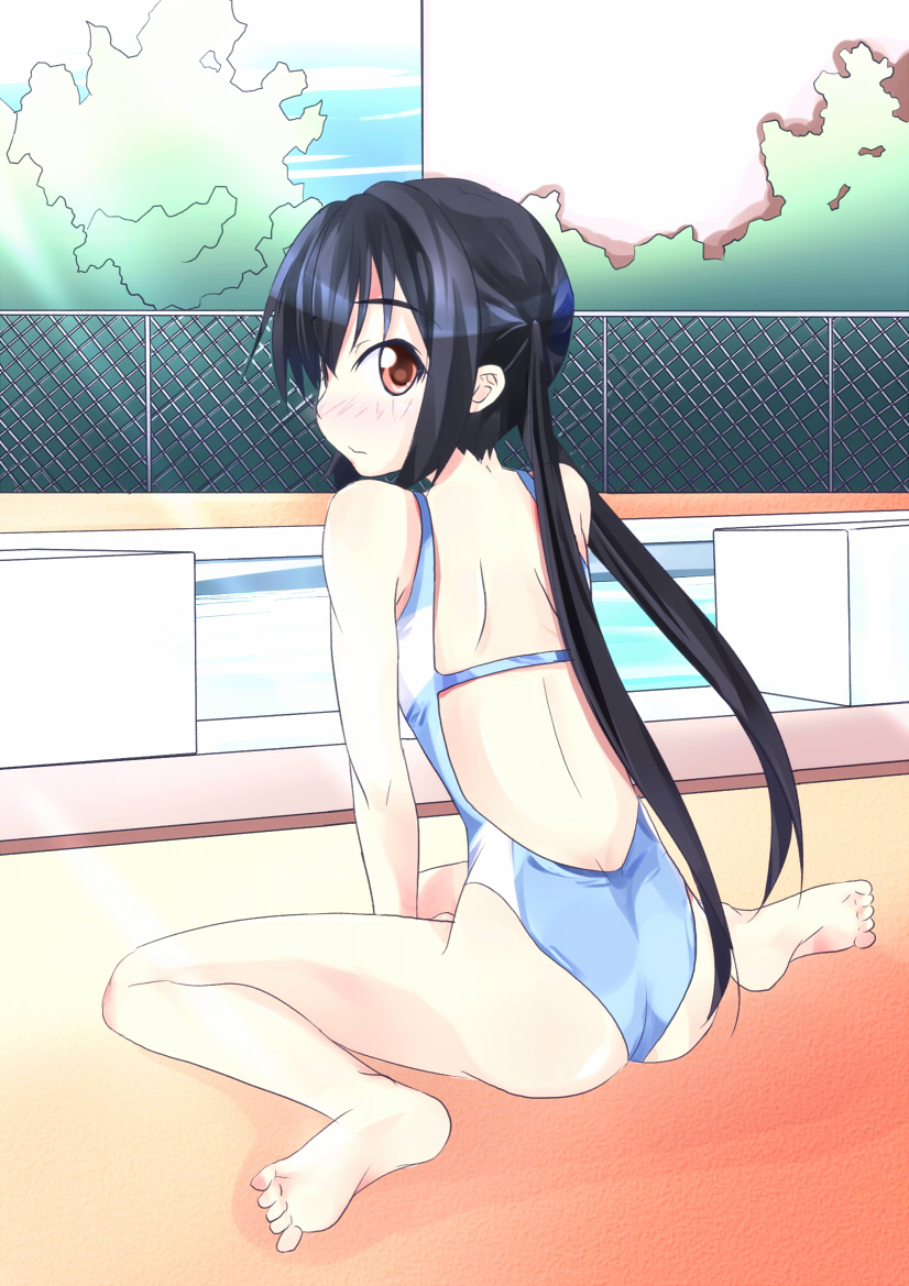 kou (ahms), nakano azusa, k-on!, bad id, bad pixiv id, 00s, 1girl, ass, back, barefoot, black hair, blush, brown eyes, chain-link fence, competition swimsuit, feet, female focus, fence, highleg, highleg one-piece swimsuit, light rays, long hair, looking back, one-piece swimsuit, outdoors, pool, poolside, sitting, solo, starting block, sunbeam, sunlight, swimsuit, twintails, wariza, water