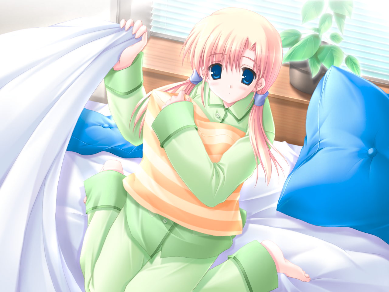 ikegami akane, housen elis, canvas (cocktail soft), canvas 2, 00s, barefoot, bed, blonde hair, blue eyes, blush, long hair, nightshirt, pajamas, pillow, pink hair, solo, twintails