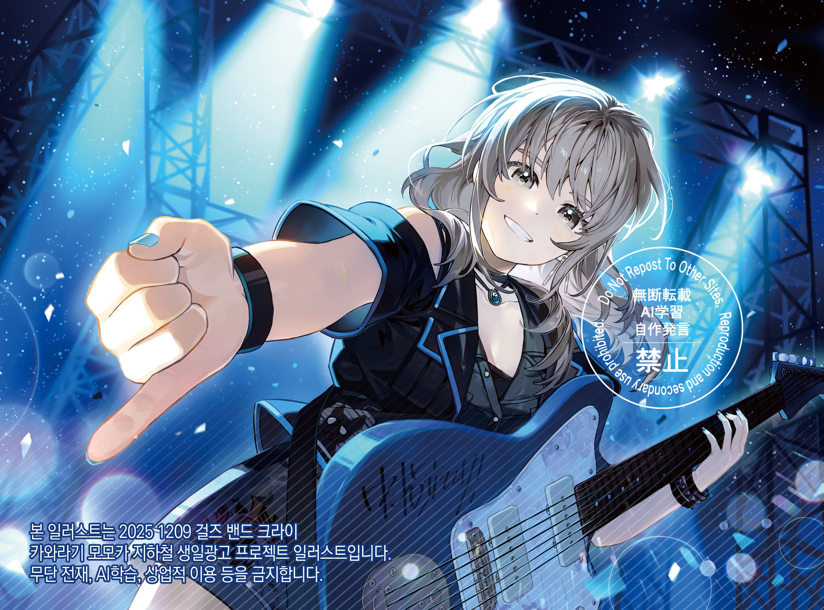 habsida (habsida hpy), kawaragi momoka, girls band cry, commentary request, highres, korean commentary, 1girl, black shirt, black shorts, blue nails, bracelet, breasts, cleavage, electric guitar, grey eyes, grey hair, guitar, instrument, jewelry, light particles, long hair, multicolored hair, nail polish, open mouth, pinky out, roots (hair), shirt, shorts, solo