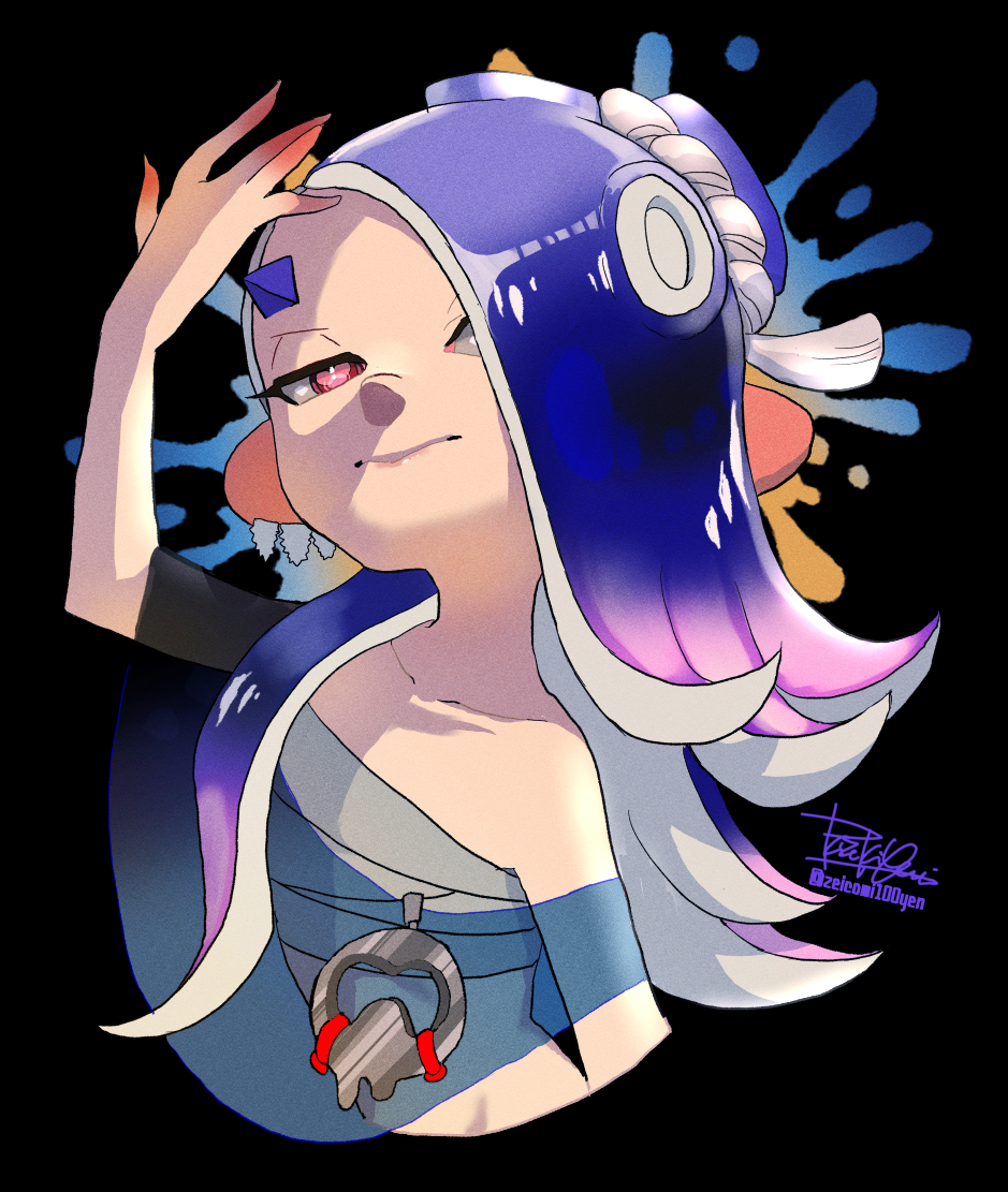 isamu-ki (yuuki), octarian, shiver (splatoon), nintendo, splatoon (series), splatoon 3, 1girl, arm up, asymmetrical hair, bare shoulders, black background, blue hair, cephalopod eyes, chest sarashi, closed mouth, collarbone, colored skin, cropped torso, earrings, eyeliner, gradient hair, hachimaki, hair over one eye, headband, horizontal pupils, jewelry, long hair, looking at viewer, makeup, multicolored hair, multicolored skin, multiple earrings, nejiri hachimaki, paint splatter, pink pupils, poncho, purple hair, red eyeliner, red eyes, red skin, sarashi, see-through clothes, simple background, smile, solo, suction cups, tentacle hair, twitter username, two-tone hair, two-tone skin, upper body