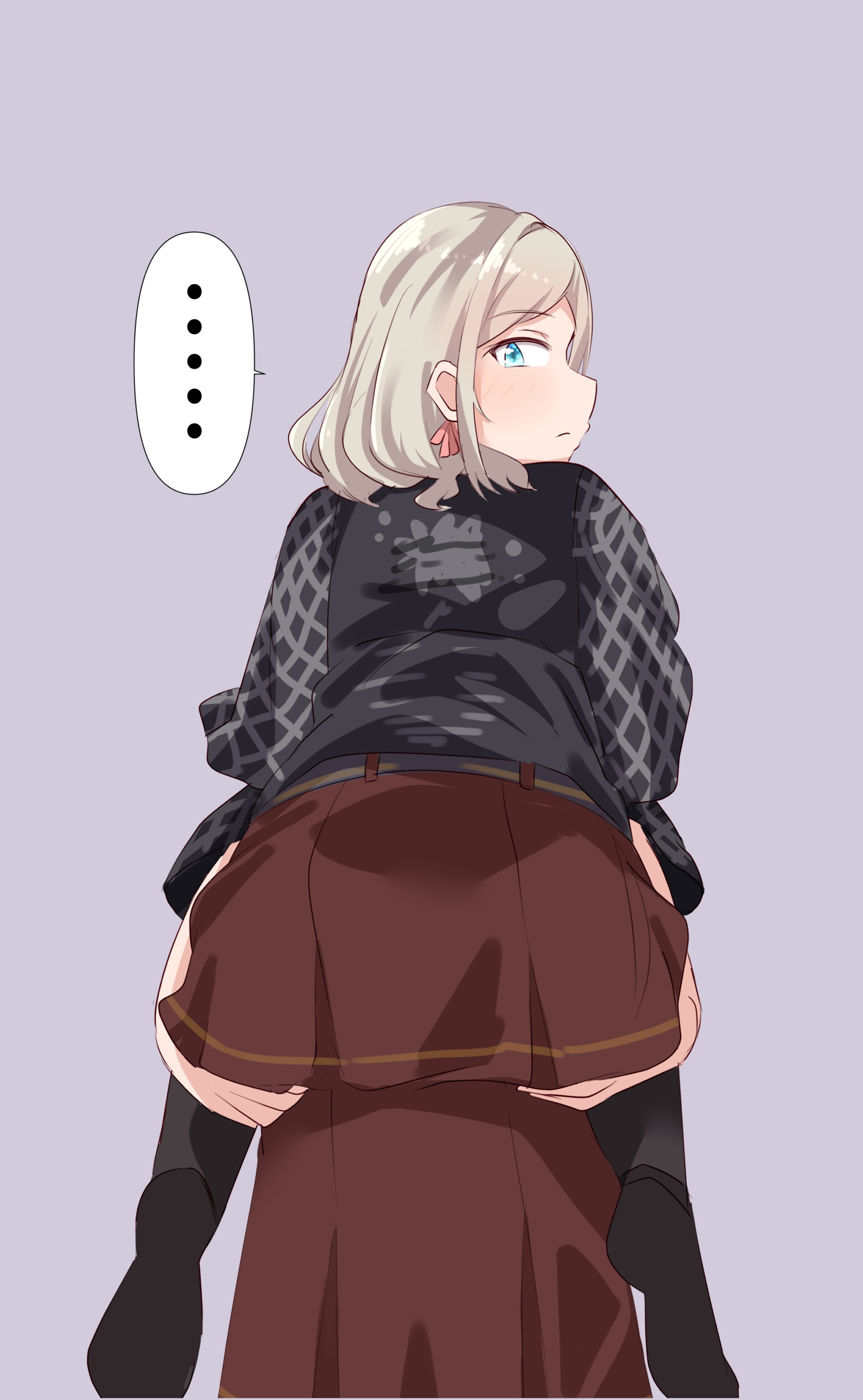 lamchan, ceras yanagida lilienfeld, katsuragi izumi, link! like! love live!, love live!, absurdres, commentary request, highres, …, 2girls, black pantyhose, black shirt, blush, carrying, dress, from behind, grey background, grey hair, hair ribbon, multiple girls, pantyhose, piggyback, pink ribbon, pleated dress, ribbon, shirt, soles, spoken ellipsis, virtual youtuber